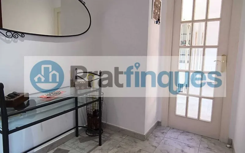 ¡Descubre este fantástico ático en el encantador casco antiguo de El Prat de Llobregat! Con una superficie útil de 98 m² y una impresionante terraza a nivel de 49 m², este hogar ofrece un espacio luminoso y versátil, perfecto para quienes buscan comodidad y estilo en un entorno privilegiado.   Este ático cuenta con 3 habitaciones: una sencilla y dos dobles, incluyendo una suite de 12 m² con baño completo de 7 m² y salida directa a la terraza. La habitación individual dispone de armario empotrado y acceso a uno de los dos balcones, ideales para disfrutar del aire libre y las vistas. El salón comedor de 18 m² se conecta directamente con la cocina mediante puertas deslizantes, creando un espacio abierto y moderno de aproximadamente 25 m² que invita a compartir momentos en familia o con amigos. Desde aquí, también se accede a la galería, perfecta para tareas domésticas o almacenamiento adicional.   La vivienda es totalmente exterior, lo que garantiza una excelente iluminación natural en todos sus ambientes. Además, al ser el único piso del rellano en una tercera planta real (sin ascensor),ofrece mayor privacidad y tranquilidad.   Vivir en El Prat de Llobregat significa disfrutar de un entorno lleno de ventajas: zonas comerciales y restauración cercanas para satisfacer todos tus gustos, excelentes conexiones de transporte público que facilitan desplazarse rápidamente a Barcelona, así como la proximidad al Aeropuerto y al puerto, ideales para viajeros frecuentes o profesionales del sector logístico. La ciudad también cuenta con centros educativos desde infantil hasta formación profesional, asegurando una educación completa para toda la familia.   No pierdas la oportunidad de hacerte con este luminoso ático en un enclave privilegiado. ¡Tu nuevo hogar te espera en El Prat de Llobregat! Desde Pratfinques, te realizamos todos los trámites de la compraventa y a la obtención de la financiación hipotecaria, liquidación de los impuestos y, inscripción registral. -              El precio de venta del inmueble, no incluye impuestos ni tasas. (ITPADJ) -              La plusvalía (Impuesto sobre el Incremento de Valor de los Terrenos Urbanos) es a cargo del vendedor. -              En Pratfinques, NO COBRAMOS LOS HONORARIOS AL COMPRADOR, están incluidos en el precio de venta publicado.