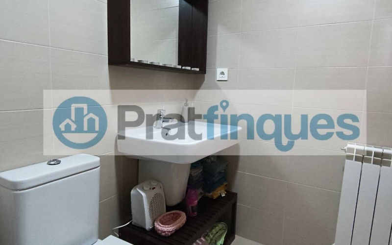 ¡Descubre tu nuevo hogar en El Prat! Te presentamos este espectacular piso de obra seminueva (2013),completamente exterior y lleno de luz natural. Con una superficie útil de 84 m² y 97 m² construidos, este inmueble ofrece un espacio ideal para disfrutar de la comodidad y el estilo. La vivienda cuenta con 3 habitaciones, incluyendo una elegante suite de 12 m² con baño completo (plato de ducha),además de 2 acogedoras habitaciones individuales de 8 m² cada una. El amplio salón-comedor de 22 m² y la cocina independiente de 9 m² son perfectos para compartir momentos inolvidables, ambos con acceso directo a un encantador balcón de 7 m². Disfruta de acabados de calidad, como ventanas de aluminio con rotura de puente térmico y doble cristal, suelos de parqué laminado AC5 en roble y puertas de haya vaporizada. La calefacción de gas natural y el aire acondicionado por splits garantizan tu confort en cualquier época del año. Además, este piso incluye una plaza de parking para coche mediano-grande y moto, así como 2 plazas para bicicletas en una jaula cerrada con llave. La finca cuenta con ascensor, brindando mayor comodidad en tu día a día. Ubicado en una de las zonas más destacadas de El Prat, disfrutarás de un entorno tranquilo, pero a solo unos pasos de Plaza Catalunya. Con fácil acceso a la estación de metro L9 (Cèntric) que te lleva al Aeropuerto y paradas de bus L20 y PR5, la ubicación es inmejorable. ¡No dejes pasar esta oportunidad! Ven a visitar tu futuro hogar y enamórate de cada rincón. ¡Te esperamos! Vivienda de Protección Oficial (VPO) NOTA: De interés para posibles compradores. - Los obtantes a la adquisición y compra del inmuebe, deben estar inscritos en el Registro de l’Agència de l’Habitatge de Catalunya con Protección Oficial. - Deberán destinar el bien como domicilio habitual y permanente. - Que un adquiriente NO supere ingresos anuales de 69.759€ - Para dos adquirientes (compradores) NO superar ingresos anuales de 71.916€  Desde Pratfinques, te realizamos todos los trámites de la compraventa y a la obtención de la financiación hipotecaria, liquidación de los impuestos y, inscripción registral. -              El precio de venta del inmueble, no incluye impuestos ni tasas. (ITPAJD) -              La plusvalía (Impuesto sobre el Incremento de Valor de los Terrenos Urbanos) es a cargo del vendedor. -              En Pratfinques, NO COBRAMOS LOS HONORARIOS AL COMPRADOR, están incluidos en el precio de venta publicado.