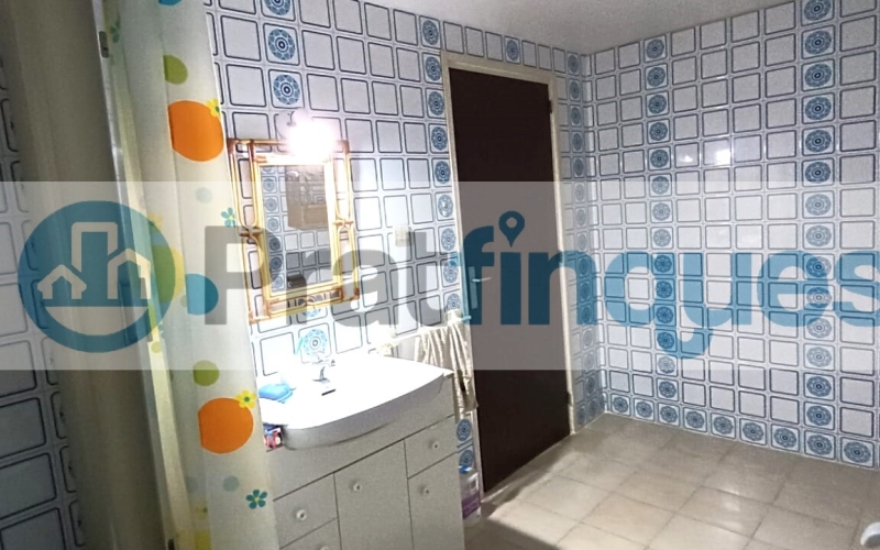 ¡Descubre el potencial de este amplio piso en El Prat de Llobregat! Con una superficie útil de 93 m² en una construcción total de 106 m², esta vivienda ofrece un sinfín de posibilidades para personalizarla a tu gusto. Ubicada en una primera planta con ascensor y acceso adaptado, es ideal para quienes buscan comodidad y accesibilidad. Dispone de tres habitaciones, dos de ellas dobles, un salón comedor de 24 m² con salida a un balcón perfecto para disfrutar del aire libre, y una cocina independiente que conecta con una galería y un patio de luces de uso exclusivo. El baño completo de 8 m² y el aseo de cortesía aseguran el confort diario. Además, tendrás derecho al uso y disfrute del patio interior, un espacio adicional que suma valor a este inmueble. Situado en una zona abastecida con todos los servicios necesarios, estarás cerca de la emblemática Plaza Catalunya, con fácil acceso a las principales vías de entrada y salida de la ciudad. La proximidad a centros educativos y deportivos, así como a zonas verdes, hacen de esta ubicación una opción perfecta para familias y amantes de la vida activa. ¡No pierdas la oportunidad de transformar este piso en tu hogar ideal! Centros de estudios Infantiles, primaria y secundaria (Guardería La Blaveta – Institut Escola Pepa Colomer – Escola galileo Galilei – Institut Ribera Baixa) Cerca de zonas verdes y centros deportivos Sagnier. Desde Pratfinques, te realizamos todos los trámites de la compraventa y a la obtención de la financiación hipotecaria, liquidación de los impuestos y, inscripción registral. -              El precio de venta del inmueble, no incluye impuestos ni tasas. (ITPADJ) -              La plusvalía (Impuesto sobre el Incremento de Valor de los Terrenos Urbanos) es a cargo del vendedor.