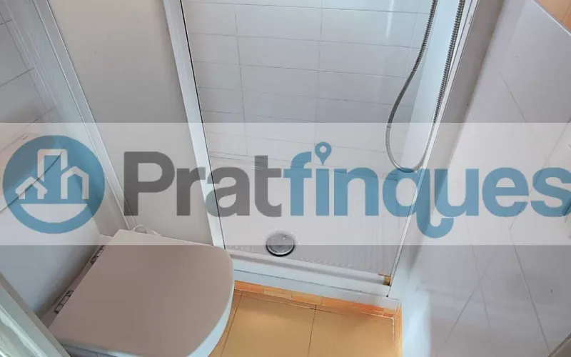 ¡Vive en el ático de tus sueños en El Prat de Llobregat!   Este encantador ático de 48 m² construidos y 45 m² útiles te ofrece un espacio luminoso y acogedor, ideal para jóvenes, singles o como primera vivienda. Distribuido en 2 habitaciones —una doble y otra sencilla—, cocina integrada en el salón-comedor, baño completo y una fantástica terraza a nivel de 21 m² que te permitirá disfrutar del aire libre y vistas despejadas. Con orientación Sur-Norte, recibe luz solar durante todo el día, gracias a sus amplias ventanas y buena orientación.   ¿Buscas un hogar que combine comodidad, naturaleza y excelente conexión con la ciudad? Este espectacular ático en El Prat de Llobregat es la opción perfecta para ti. Situado a solo unos minutos de Barcelona, podrás disfrutar de la vibrante capital catalana sin renunciar a la tranquilidad de una zona residencial.   Su ubicación privilegiada te permite acceder fácilmente al aeropuerto internacional Josep Tarradellas, ideal para viajeros frecuentes o quienes disfrutan de explorar el mundo. Además, estarás cerca del Puerto de Barcelona, facilitando tus desplazamientos marítimos y actividades náuticas.   ¿Amante del sol y la playa? La playa de El Prat de Llobregat está a pocos minutos, ofreciéndote un espacio perfecto para relajarte, practicar deportes acuáticos o dar largos paseos junto al mar.   Para los amantes del deporte y el bienestar, El Prat de Llobregat cuenta con acceso directo a caminos ideales para running y ciclismo, permitiéndote mantenerte activo rodeado de naturaleza. Y si necesitas desplazarte por la ciudad o hacia otros puntos de interés, la línea 9 del metro te conecta rápidamente con la ciudad de Barcelona y el Aeropuerto de El Prat.   Aunque el edificio no cuenta con ascensor, su ubicación cerca de todos los servicios comerciales y transporte público hace que sea una opción muy conveniente.   No pierdas la oportunidad de vivir en un espacio único que combina comodidad, naturaleza y conectividad.   ¡Contáctanos hoy mismo y haz realidad el sueño de tu nuevo hogar en El Prat de Llobregat! Desde Pratfinques, te realizamos todos los trámites de la compraventa y a la obtención de la financiación hipotecaria, liquidación de los impuestos y, inscripción registral. -              El precio de venta del inmueble, no incluye impuestos ni tasas. (ITPADJ) -              La plusvalía (Impuesto sobre el Incremento de Valor de los Terrenos Urbanos) es a cargo del vendedor. -              En Pratfinques, NO COBRAMOS LOS HONORARIOS AL COMPRADOR, están incluidos en el precio de venta publicado.