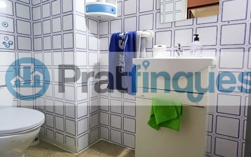 ¡Descubre el potencial de este amplio piso en El Prat de Llobregat! Con una superficie útil de 93 m² en una construcción total de 106 m², esta vivienda ofrece un sinfín de posibilidades para personalizarla a tu gusto. Ubicada en una primera planta con ascensor y acceso adaptado, es ideal para quienes buscan comodidad y accesibilidad. Dispone de tres habitaciones, dos de ellas dobles, un salón comedor de 24 m² con salida a un balcón perfecto para disfrutar del aire libre, y una cocina independiente que conecta con una galería y un patio de luces de uso exclusivo. El baño completo de 8 m² y el aseo de cortesía aseguran el confort diario. Además, tendrás derecho al uso y disfrute del patio interior, un espacio adicional que suma valor a este inmueble. Situado en una zona abastecida con todos los servicios necesarios, estarás cerca de la emblemática Plaza Catalunya, con fácil acceso a las principales vías de entrada y salida de la ciudad. La proximidad a centros educativos y deportivos, así como a zonas verdes, hacen de esta ubicación una opción perfecta para familias y amantes de la vida activa. ¡No pierdas la oportunidad de transformar este piso en tu hogar ideal! Centros de estudios Infantiles, primaria y secundaria (Guardería La Blaveta – Institut Escola Pepa Colomer – Escola galileo Galilei – Institut Ribera Baixa) Cerca de zonas verdes y centros deportivos Sagnier. Desde Pratfinques, te realizamos todos los trámites de la compraventa y a la obtención de la financiación hipotecaria, liquidación de los impuestos y, inscripción registral. -              El precio de venta del inmueble, no incluye impuestos ni tasas. (ITPADJ) -              La plusvalía (Impuesto sobre el Incremento de Valor de los Terrenos Urbanos) es a cargo del vendedor.
