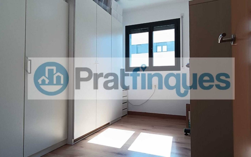 ¡Descubre tu nuevo hogar en El Prat! Te presentamos este espectacular piso de obra seminueva (2013),completamente exterior y lleno de luz natural. Con una superficie útil de 84 m² y 97 m² construidos, este inmueble ofrece un espacio ideal para disfrutar de la comodidad y el estilo. La vivienda cuenta con 3 habitaciones, incluyendo una elegante suite de 12 m² con baño completo (plato de ducha),además de 2 acogedoras habitaciones individuales de 8 m² cada una. El amplio salón-comedor de 22 m² y la cocina independiente de 9 m² son perfectos para compartir momentos inolvidables, ambos con acceso directo a un encantador balcón de 7 m². Disfruta de acabados de calidad, como ventanas de aluminio con rotura de puente térmico y doble cristal, suelos de parqué laminado AC5 en roble y puertas de haya vaporizada. La calefacción de gas natural y el aire acondicionado por splits garantizan tu confort en cualquier época del año. Además, este piso incluye una plaza de parking para coche mediano-grande y moto, así como 2 plazas para bicicletas en una jaula cerrada con llave. La finca cuenta con ascensor, brindando mayor comodidad en tu día a día. Ubicado en una de las zonas más destacadas de El Prat, disfrutarás de un entorno tranquilo, pero a solo unos pasos de Plaza Catalunya. Con fácil acceso a la estación de metro L9 (Cèntric) que te lleva al Aeropuerto y paradas de bus L20 y PR5, la ubicación es inmejorable. ¡No dejes pasar esta oportunidad! Ven a visitar tu futuro hogar y enamórate de cada rincón. ¡Te esperamos! Vivienda de Protección Oficial (VPO) NOTA: De interés para posibles compradores. - Los obtantes a la adquisición y compra del inmuebe, deben estar inscritos en el Registro de l’Agència de l’Habitatge de Catalunya con Protección Oficial. - Deberán destinar el bien como domicilio habitual y permanente. - Que un adquiriente NO supere ingresos anuales de 69.759€ - Para dos adquirientes (compradores) NO superar ingresos anuales de 71.916€  Desde Pratfinques, te realizamos todos los trámites de la compraventa y a la obtención de la financiación hipotecaria, liquidación de los impuestos y, inscripción registral. -              El precio de venta del inmueble, no incluye impuestos ni tasas. (ITPAJD) -              La plusvalía (Impuesto sobre el Incremento de Valor de los Terrenos Urbanos) es a cargo del vendedor. -              En Pratfinques, NO COBRAMOS LOS HONORARIOS AL COMPRADOR, están incluidos en el precio de venta publicado.