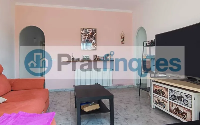 ¡Descubre este fantástico ático en el encantador casco antiguo de El Prat de Llobregat! Con una superficie útil de 98 m² y una impresionante terraza a nivel de 49 m², este hogar ofrece un espacio luminoso y versátil, perfecto para quienes buscan comodidad y estilo en un entorno privilegiado.   Este ático cuenta con 3 habitaciones: una sencilla y dos dobles, incluyendo una suite de 12 m² con baño completo de 7 m² y salida directa a la terraza. La habitación individual dispone de armario empotrado y acceso a uno de los dos balcones, ideales para disfrutar del aire libre y las vistas. El salón comedor de 18 m² se conecta directamente con la cocina mediante puertas deslizantes, creando un espacio abierto y moderno de aproximadamente 25 m² que invita a compartir momentos en familia o con amigos. Desde aquí, también se accede a la galería, perfecta para tareas domésticas o almacenamiento adicional.   La vivienda es totalmente exterior, lo que garantiza una excelente iluminación natural en todos sus ambientes. Además, al ser el único piso del rellano en una tercera planta real (sin ascensor),ofrece mayor privacidad y tranquilidad.   Vivir en El Prat de Llobregat significa disfrutar de un entorno lleno de ventajas: zonas comerciales y restauración cercanas para satisfacer todos tus gustos, excelentes conexiones de transporte público que facilitan desplazarse rápidamente a Barcelona, así como la proximidad al Aeropuerto y al puerto, ideales para viajeros frecuentes o profesionales del sector logístico. La ciudad también cuenta con centros educativos desde infantil hasta formación profesional, asegurando una educación completa para toda la familia.   No pierdas la oportunidad de hacerte con este luminoso ático en un enclave privilegiado. ¡Tu nuevo hogar te espera en El Prat de Llobregat! Desde Pratfinques, te realizamos todos los trámites de la compraventa y a la obtención de la financiación hipotecaria, liquidación de los impuestos y, inscripción registral. -              El precio de venta del inmueble, no incluye impuestos ni tasas. (ITPADJ) -              La plusvalía (Impuesto sobre el Incremento de Valor de los Terrenos Urbanos) es a cargo del vendedor. -              En Pratfinques, NO COBRAMOS LOS HONORARIOS AL COMPRADOR, están incluidos en el precio de venta publicado.
