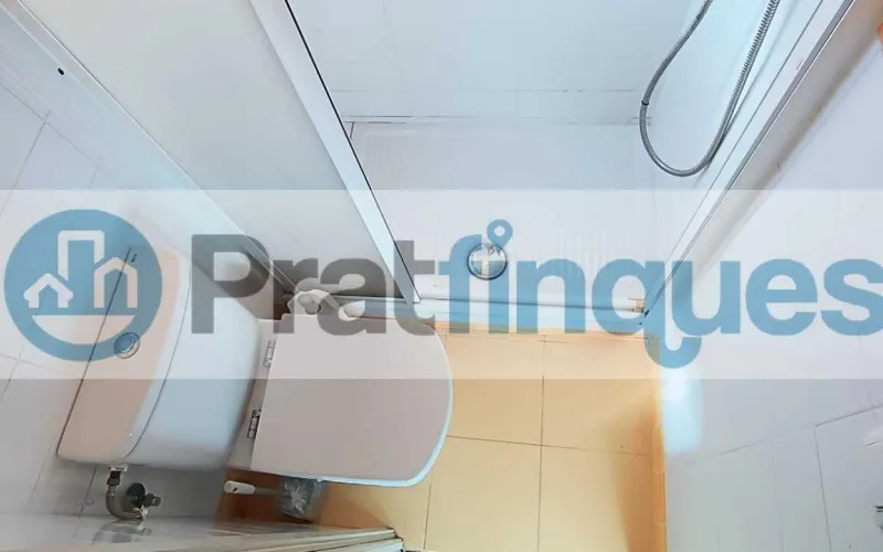 ¡Vive en el ático de tus sueños en El Prat de Llobregat!   Este encantador ático de 48 m² construidos y 45 m² útiles te ofrece un espacio luminoso y acogedor, ideal para jóvenes, singles o como primera vivienda. Distribuido en 2 habitaciones —una doble y otra sencilla—, cocina integrada en el salón-comedor, baño completo y una fantástica terraza a nivel de 21 m² que te permitirá disfrutar del aire libre y vistas despejadas. Con orientación Sur-Norte, recibe luz solar durante todo el día, gracias a sus amplias ventanas y buena orientación.   ¿Buscas un hogar que combine comodidad, naturaleza y excelente conexión con la ciudad? Este espectacular ático en El Prat de Llobregat es la opción perfecta para ti. Situado a solo unos minutos de Barcelona, podrás disfrutar de la vibrante capital catalana sin renunciar a la tranquilidad de una zona residencial.   Su ubicación privilegiada te permite acceder fácilmente al aeropuerto internacional Josep Tarradellas, ideal para viajeros frecuentes o quienes disfrutan de explorar el mundo. Además, estarás cerca del Puerto de Barcelona, facilitando tus desplazamientos marítimos y actividades náuticas.   ¿Amante del sol y la playa? La playa de El Prat de Llobregat está a pocos minutos, ofreciéndote un espacio perfecto para relajarte, practicar deportes acuáticos o dar largos paseos junto al mar.   Para los amantes del deporte y el bienestar, El Prat de Llobregat cuenta con acceso directo a caminos ideales para running y ciclismo, permitiéndote mantenerte activo rodeado de naturaleza. Y si necesitas desplazarte por la ciudad o hacia otros puntos de interés, la línea 9 del metro te conecta rápidamente con la ciudad de Barcelona y el Aeropuerto de El Prat.   Aunque el edificio no cuenta con ascensor, su ubicación cerca de todos los servicios comerciales y transporte público hace que sea una opción muy conveniente.   No pierdas la oportunidad de vivir en un espacio único que combina comodidad, naturaleza y conectividad.   ¡Contáctanos hoy mismo y haz realidad el sueño de tu nuevo hogar en El Prat de Llobregat! Desde Pratfinques, te realizamos todos los trámites de la compraventa y a la obtención de la financiación hipotecaria, liquidación de los impuestos y, inscripción registral. -              El precio de venta del inmueble, no incluye impuestos ni tasas. (ITPADJ) -              La plusvalía (Impuesto sobre el Incremento de Valor de los Terrenos Urbanos) es a cargo del vendedor. -              En Pratfinques, NO COBRAMOS LOS HONORARIOS AL COMPRADOR, están incluidos en el precio de venta publicado.