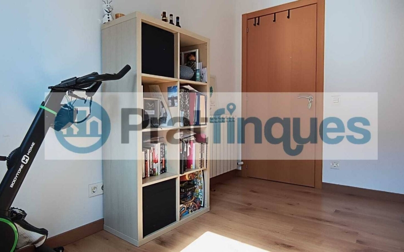 ¡Descubre tu nuevo hogar en El Prat! Te presentamos este espectacular piso de obra seminueva (2013),completamente exterior y lleno de luz natural. Con una superficie útil de 84 m² y 97 m² construidos, este inmueble ofrece un espacio ideal para disfrutar de la comodidad y el estilo. La vivienda cuenta con 3 habitaciones, incluyendo una elegante suite de 12 m² con baño completo (plato de ducha),además de 2 acogedoras habitaciones individuales de 8 m² cada una. El amplio salón-comedor de 22 m² y la cocina independiente de 9 m² son perfectos para compartir momentos inolvidables, ambos con acceso directo a un encantador balcón de 7 m². Disfruta de acabados de calidad, como ventanas de aluminio con rotura de puente térmico y doble cristal, suelos de parqué laminado AC5 en roble y puertas de haya vaporizada. La calefacción de gas natural y el aire acondicionado por splits garantizan tu confort en cualquier época del año. Además, este piso incluye una plaza de parking para coche mediano-grande y moto, así como 2 plazas para bicicletas en una jaula cerrada con llave. La finca cuenta con ascensor, brindando mayor comodidad en tu día a día. Ubicado en una de las zonas más destacadas de El Prat, disfrutarás de un entorno tranquilo, pero a solo unos pasos de Plaza Catalunya. Con fácil acceso a la estación de metro L9 (Cèntric) que te lleva al Aeropuerto y paradas de bus L20 y PR5, la ubicación es inmejorable. ¡No dejes pasar esta oportunidad! Ven a visitar tu futuro hogar y enamórate de cada rincón. ¡Te esperamos! Vivienda de Protección Oficial (VPO) NOTA: De interés para posibles compradores. - Los obtantes a la adquisición y compra del inmuebe, deben estar inscritos en el Registro de l’Agència de l’Habitatge de Catalunya con Protección Oficial. - Deberán destinar el bien como domicilio habitual y permanente. - Que un adquiriente NO supere ingresos anuales de 69.759€ - Para dos adquirientes (compradores) NO superar ingresos anuales de 71.916€  Desde Pratfinques, te realizamos todos los trámites de la compraventa y a la obtención de la financiación hipotecaria, liquidación de los impuestos y, inscripción registral. -              El precio de venta del inmueble, no incluye impuestos ni tasas. (ITPAJD) -              La plusvalía (Impuesto sobre el Incremento de Valor de los Terrenos Urbanos) es a cargo del vendedor. -              En Pratfinques, NO COBRAMOS LOS HONORARIOS AL COMPRADOR, están incluidos en el precio de venta publicado.