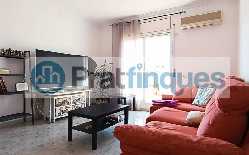¡Descubre este fantástico ático en el encantador casco antiguo de El Prat de Llobregat! Con una superficie útil de 98 m² y una impresionante terraza a nivel de 49 m², este hogar ofrece un espacio luminoso y versátil, perfecto para quienes buscan comodidad y estilo en un entorno privilegiado.   Este ático cuenta con 3 habitaciones: una sencilla y dos dobles, incluyendo una suite de 12 m² con baño completo de 7 m² y salida directa a la terraza. La habitación individual dispone de armario empotrado y acceso a uno de los dos balcones, ideales para disfrutar del aire libre y las vistas. El salón comedor de 18 m² se conecta directamente con la cocina mediante puertas deslizantes, creando un espacio abierto y moderno de aproximadamente 25 m² que invita a compartir momentos en familia o con amigos. Desde aquí, también se accede a la galería, perfecta para tareas domésticas o almacenamiento adicional.   La vivienda es totalmente exterior, lo que garantiza una excelente iluminación natural en todos sus ambientes. Además, al ser el único piso del rellano en una tercera planta real (sin ascensor),ofrece mayor privacidad y tranquilidad.   Vivir en El Prat de Llobregat significa disfrutar de un entorno lleno de ventajas: zonas comerciales y restauración cercanas para satisfacer todos tus gustos, excelentes conexiones de transporte público que facilitan desplazarse rápidamente a Barcelona, así como la proximidad al Aeropuerto y al puerto, ideales para viajeros frecuentes o profesionales del sector logístico. La ciudad también cuenta con centros educativos desde infantil hasta formación profesional, asegurando una educación completa para toda la familia.   No pierdas la oportunidad de hacerte con este luminoso ático en un enclave privilegiado. ¡Tu nuevo hogar te espera en El Prat de Llobregat! Desde Pratfinques, te realizamos todos los trámites de la compraventa y a la obtención de la financiación hipotecaria, liquidación de los impuestos y, inscripción registral. -              El precio de venta del inmueble, no incluye impuestos ni tasas. (ITPADJ) -              La plusvalía (Impuesto sobre el Incremento de Valor de los Terrenos Urbanos) es a cargo del vendedor. -              En Pratfinques, NO COBRAMOS LOS HONORARIOS AL COMPRADOR, están incluidos en el precio de venta publicado.