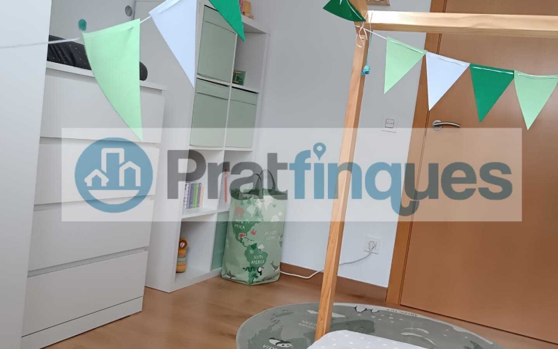 ¡Descubre tu nuevo hogar en El Prat! Te presentamos este espectacular piso de obra seminueva (2013),completamente exterior y lleno de luz natural. Con una superficie útil de 84 m² y 97 m² construidos, este inmueble ofrece un espacio ideal para disfrutar de la comodidad y el estilo. La vivienda cuenta con 3 habitaciones, incluyendo una elegante suite de 12 m² con baño completo (plato de ducha),además de 2 acogedoras habitaciones individuales de 8 m² cada una. El amplio salón-comedor de 22 m² y la cocina independiente de 9 m² son perfectos para compartir momentos inolvidables, ambos con acceso directo a un encantador balcón de 7 m². Disfruta de acabados de calidad, como ventanas de aluminio con rotura de puente térmico y doble cristal, suelos de parqué laminado AC5 en roble y puertas de haya vaporizada. La calefacción de gas natural y el aire acondicionado por splits garantizan tu confort en cualquier época del año. Además, este piso incluye una plaza de parking para coche mediano-grande y moto, así como 2 plazas para bicicletas en una jaula cerrada con llave. La finca cuenta con ascensor, brindando mayor comodidad en tu día a día. Ubicado en una de las zonas más destacadas de El Prat, disfrutarás de un entorno tranquilo, pero a solo unos pasos de Plaza Catalunya. Con fácil acceso a la estación de metro L9 (Cèntric) que te lleva al Aeropuerto y paradas de bus L20 y PR5, la ubicación es inmejorable. ¡No dejes pasar esta oportunidad! Ven a visitar tu futuro hogar y enamórate de cada rincón. ¡Te esperamos! Vivienda de Protección Oficial (VPO) NOTA: De interés para posibles compradores. - Los obtantes a la adquisición y compra del inmuebe, deben estar inscritos en el Registro de l’Agència de l’Habitatge de Catalunya con Protección Oficial. - Deberán destinar el bien como domicilio habitual y permanente. - Que un adquiriente NO supere ingresos anuales de 69.759€ - Para dos adquirientes (compradores) NO superar ingresos anuales de 71.916€  Desde Pratfinques, te realizamos todos los trámites de la compraventa y a la obtención de la financiación hipotecaria, liquidación de los impuestos y, inscripción registral. -              El precio de venta del inmueble, no incluye impuestos ni tasas. (ITPAJD) -              La plusvalía (Impuesto sobre el Incremento de Valor de los Terrenos Urbanos) es a cargo del vendedor. -              En Pratfinques, NO COBRAMOS LOS HONORARIOS AL COMPRADOR, están incluidos en el precio de venta publicado.