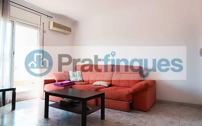 ¡Descubre este fantástico ático en el encantador casco antiguo de El Prat de Llobregat! Con una superficie útil de 98 m² y una impresionante terraza a nivel de 49 m², este hogar ofrece un espacio luminoso y versátil, perfecto para quienes buscan comodidad y estilo en un entorno privilegiado.   Este ático cuenta con 3 habitaciones: una sencilla y dos dobles, incluyendo una suite de 12 m² con baño completo de 7 m² y salida directa a la terraza. La habitación individual dispone de armario empotrado y acceso a uno de los dos balcones, ideales para disfrutar del aire libre y las vistas. El salón comedor de 18 m² se conecta directamente con la cocina mediante puertas deslizantes, creando un espacio abierto y moderno de aproximadamente 25 m² que invita a compartir momentos en familia o con amigos. Desde aquí, también se accede a la galería, perfecta para tareas domésticas o almacenamiento adicional.   La vivienda es totalmente exterior, lo que garantiza una excelente iluminación natural en todos sus ambientes. Además, al ser el único piso del rellano en una tercera planta real (sin ascensor),ofrece mayor privacidad y tranquilidad.   Vivir en El Prat de Llobregat significa disfrutar de un entorno lleno de ventajas: zonas comerciales y restauración cercanas para satisfacer todos tus gustos, excelentes conexiones de transporte público que facilitan desplazarse rápidamente a Barcelona, así como la proximidad al Aeropuerto y al puerto, ideales para viajeros frecuentes o profesionales del sector logístico. La ciudad también cuenta con centros educativos desde infantil hasta formación profesional, asegurando una educación completa para toda la familia.   No pierdas la oportunidad de hacerte con este luminoso ático en un enclave privilegiado. ¡Tu nuevo hogar te espera en El Prat de Llobregat! Desde Pratfinques, te realizamos todos los trámites de la compraventa y a la obtención de la financiación hipotecaria, liquidación de los impuestos y, inscripción registral. -              El precio de venta del inmueble, no incluye impuestos ni tasas. (ITPADJ) -              La plusvalía (Impuesto sobre el Incremento de Valor de los Terrenos Urbanos) es a cargo del vendedor. -              En Pratfinques, NO COBRAMOS LOS HONORARIOS AL COMPRADOR, están incluidos en el precio de venta publicado.