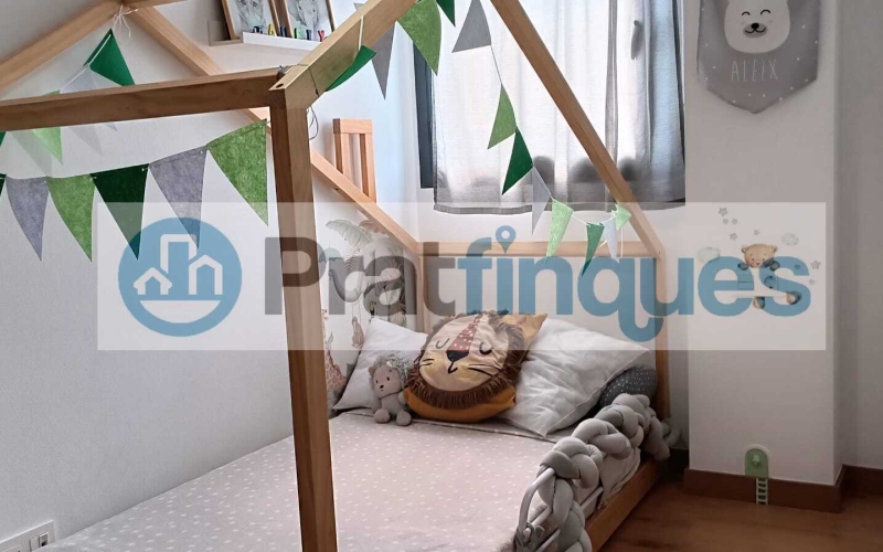 ¡Descubre tu nuevo hogar en El Prat! Te presentamos este espectacular piso de obra seminueva (2013),completamente exterior y lleno de luz natural. Con una superficie útil de 84 m² y 97 m² construidos, este inmueble ofrece un espacio ideal para disfrutar de la comodidad y el estilo. La vivienda cuenta con 3 habitaciones, incluyendo una elegante suite de 12 m² con baño completo (plato de ducha),además de 2 acogedoras habitaciones individuales de 8 m² cada una. El amplio salón-comedor de 22 m² y la cocina independiente de 9 m² son perfectos para compartir momentos inolvidables, ambos con acceso directo a un encantador balcón de 7 m². Disfruta de acabados de calidad, como ventanas de aluminio con rotura de puente térmico y doble cristal, suelos de parqué laminado AC5 en roble y puertas de haya vaporizada. La calefacción de gas natural y el aire acondicionado por splits garantizan tu confort en cualquier época del año. Además, este piso incluye una plaza de parking para coche mediano-grande y moto, así como 2 plazas para bicicletas en una jaula cerrada con llave. La finca cuenta con ascensor, brindando mayor comodidad en tu día a día. Ubicado en una de las zonas más destacadas de El Prat, disfrutarás de un entorno tranquilo, pero a solo unos pasos de Plaza Catalunya. Con fácil acceso a la estación de metro L9 (Cèntric) que te lleva al Aeropuerto y paradas de bus L20 y PR5, la ubicación es inmejorable. ¡No dejes pasar esta oportunidad! Ven a visitar tu futuro hogar y enamórate de cada rincón. ¡Te esperamos! Vivienda de Protección Oficial (VPO) NOTA: De interés para posibles compradores. - Los obtantes a la adquisición y compra del inmuebe, deben estar inscritos en el Registro de l’Agència de l’Habitatge de Catalunya con Protección Oficial. - Deberán destinar el bien como domicilio habitual y permanente. - Que un adquiriente NO supere ingresos anuales de 69.759€ - Para dos adquirientes (compradores) NO superar ingresos anuales de 71.916€  Desde Pratfinques, te realizamos todos los trámites de la compraventa y a la obtención de la financiación hipotecaria, liquidación de los impuestos y, inscripción registral. -              El precio de venta del inmueble, no incluye impuestos ni tasas. (ITPAJD) -              La plusvalía (Impuesto sobre el Incremento de Valor de los Terrenos Urbanos) es a cargo del vendedor. -              En Pratfinques, NO COBRAMOS LOS HONORARIOS AL COMPRADOR, están incluidos en el precio de venta publicado.