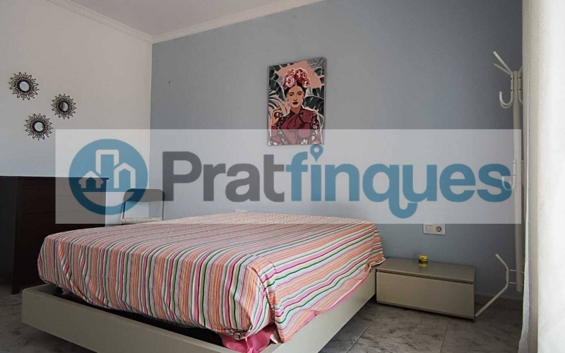¡Descubre este fantástico ático en el encantador casco antiguo de El Prat de Llobregat! Con una superficie útil de 98 m² y una impresionante terraza a nivel de 49 m², este hogar ofrece un espacio luminoso y versátil, perfecto para quienes buscan comodidad y estilo en un entorno privilegiado.   Este ático cuenta con 3 habitaciones: una sencilla y dos dobles, incluyendo una suite de 12 m² con baño completo de 7 m² y salida directa a la terraza. La habitación individual dispone de armario empotrado y acceso a uno de los dos balcones, ideales para disfrutar del aire libre y las vistas. El salón comedor de 18 m² se conecta directamente con la cocina mediante puertas deslizantes, creando un espacio abierto y moderno de aproximadamente 25 m² que invita a compartir momentos en familia o con amigos. Desde aquí, también se accede a la galería, perfecta para tareas domésticas o almacenamiento adicional.   La vivienda es totalmente exterior, lo que garantiza una excelente iluminación natural en todos sus ambientes. Además, al ser el único piso del rellano en una tercera planta real (sin ascensor),ofrece mayor privacidad y tranquilidad.   Vivir en El Prat de Llobregat significa disfrutar de un entorno lleno de ventajas: zonas comerciales y restauración cercanas para satisfacer todos tus gustos, excelentes conexiones de transporte público que facilitan desplazarse rápidamente a Barcelona, así como la proximidad al Aeropuerto y al puerto, ideales para viajeros frecuentes o profesionales del sector logístico. La ciudad también cuenta con centros educativos desde infantil hasta formación profesional, asegurando una educación completa para toda la familia.   No pierdas la oportunidad de hacerte con este luminoso ático en un enclave privilegiado. ¡Tu nuevo hogar te espera en El Prat de Llobregat! Desde Pratfinques, te realizamos todos los trámites de la compraventa y a la obtención de la financiación hipotecaria, liquidación de los impuestos y, inscripción registral. -              El precio de venta del inmueble, no incluye impuestos ni tasas. (ITPADJ) -              La plusvalía (Impuesto sobre el Incremento de Valor de los Terrenos Urbanos) es a cargo del vendedor. -              En Pratfinques, NO COBRAMOS LOS HONORARIOS AL COMPRADOR, están incluidos en el precio de venta publicado.