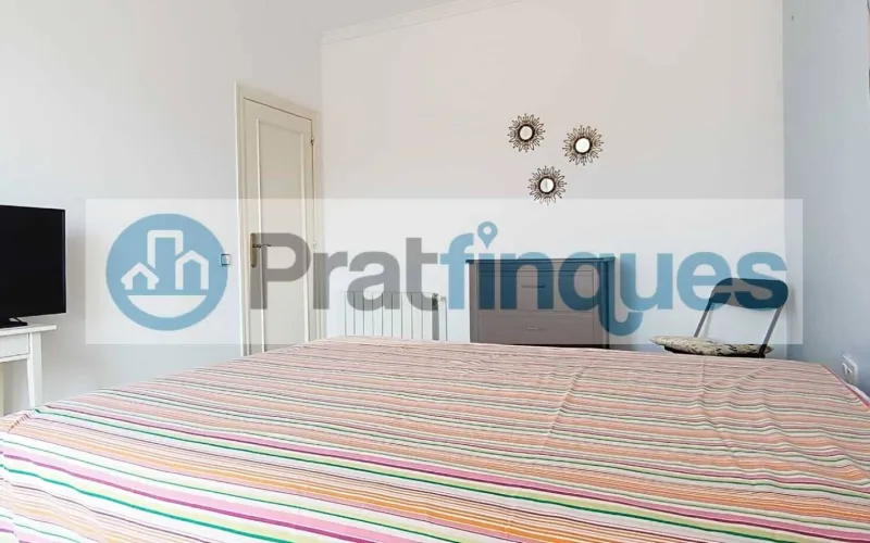 ¡Descubre este fantástico ático en el encantador casco antiguo de El Prat de Llobregat! Con una superficie útil de 98 m² y una impresionante terraza a nivel de 49 m², este hogar ofrece un espacio luminoso y versátil, perfecto para quienes buscan comodidad y estilo en un entorno privilegiado.   Este ático cuenta con 3 habitaciones: una sencilla y dos dobles, incluyendo una suite de 12 m² con baño completo de 7 m² y salida directa a la terraza. La habitación individual dispone de armario empotrado y acceso a uno de los dos balcones, ideales para disfrutar del aire libre y las vistas. El salón comedor de 18 m² se conecta directamente con la cocina mediante puertas deslizantes, creando un espacio abierto y moderno de aproximadamente 25 m² que invita a compartir momentos en familia o con amigos. Desde aquí, también se accede a la galería, perfecta para tareas domésticas o almacenamiento adicional.   La vivienda es totalmente exterior, lo que garantiza una excelente iluminación natural en todos sus ambientes. Además, al ser el único piso del rellano en una tercera planta real (sin ascensor),ofrece mayor privacidad y tranquilidad.   Vivir en El Prat de Llobregat significa disfrutar de un entorno lleno de ventajas: zonas comerciales y restauración cercanas para satisfacer todos tus gustos, excelentes conexiones de transporte público que facilitan desplazarse rápidamente a Barcelona, así como la proximidad al Aeropuerto y al puerto, ideales para viajeros frecuentes o profesionales del sector logístico. La ciudad también cuenta con centros educativos desde infantil hasta formación profesional, asegurando una educación completa para toda la familia.   No pierdas la oportunidad de hacerte con este luminoso ático en un enclave privilegiado. ¡Tu nuevo hogar te espera en El Prat de Llobregat! Desde Pratfinques, te realizamos todos los trámites de la compraventa y a la obtención de la financiación hipotecaria, liquidación de los impuestos y, inscripción registral. -              El precio de venta del inmueble, no incluye impuestos ni tasas. (ITPADJ) -              La plusvalía (Impuesto sobre el Incremento de Valor de los Terrenos Urbanos) es a cargo del vendedor. -              En Pratfinques, NO COBRAMOS LOS HONORARIOS AL COMPRADOR, están incluidos en el precio de venta publicado.