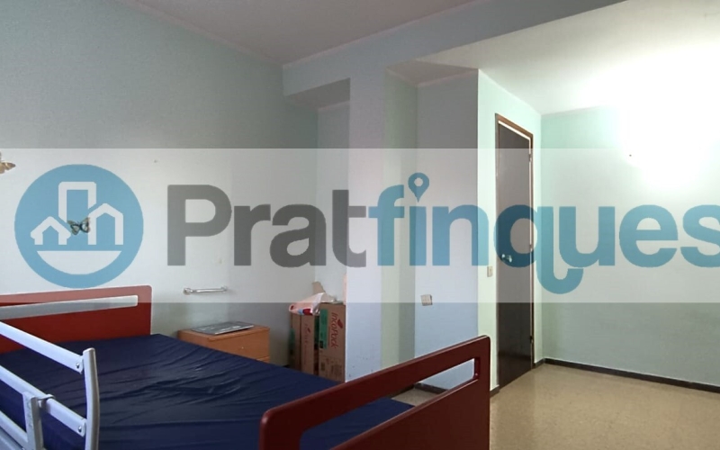 ¡Descubre el potencial de este amplio piso en El Prat de Llobregat! Con una superficie útil de 93 m² en una construcción total de 106 m², esta vivienda ofrece un sinfín de posibilidades para personalizarla a tu gusto. Ubicada en una primera planta con ascensor y acceso adaptado, es ideal para quienes buscan comodidad y accesibilidad. Dispone de tres habitaciones, dos de ellas dobles, un salón comedor de 24 m² con salida a un balcón perfecto para disfrutar del aire libre, y una cocina independiente que conecta con una galería y un patio de luces de uso exclusivo. El baño completo de 8 m² y el aseo de cortesía aseguran el confort diario. Además, tendrás derecho al uso y disfrute del patio interior, un espacio adicional que suma valor a este inmueble. Situado en una zona abastecida con todos los servicios necesarios, estarás cerca de la emblemática Plaza Catalunya, con fácil acceso a las principales vías de entrada y salida de la ciudad. La proximidad a centros educativos y deportivos, así como a zonas verdes, hacen de esta ubicación una opción perfecta para familias y amantes de la vida activa. ¡No pierdas la oportunidad de transformar este piso en tu hogar ideal! Centros de estudios Infantiles, primaria y secundaria (Guardería La Blaveta – Institut Escola Pepa Colomer – Escola galileo Galilei – Institut Ribera Baixa) Cerca de zonas verdes y centros deportivos Sagnier. Desde Pratfinques, te realizamos todos los trámites de la compraventa y a la obtención de la financiación hipotecaria, liquidación de los impuestos y, inscripción registral. -              El precio de venta del inmueble, no incluye impuestos ni tasas. (ITPADJ) -              La plusvalía (Impuesto sobre el Incremento de Valor de los Terrenos Urbanos) es a cargo del vendedor.