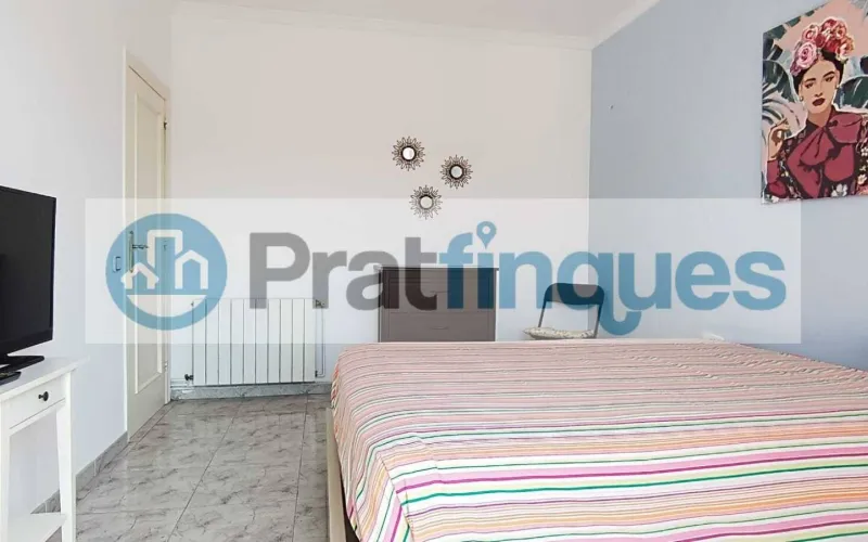 ¡Descubre este fantástico ático en el encantador casco antiguo de El Prat de Llobregat! Con una superficie útil de 98 m² y una impresionante terraza a nivel de 49 m², este hogar ofrece un espacio luminoso y versátil, perfecto para quienes buscan comodidad y estilo en un entorno privilegiado.   Este ático cuenta con 3 habitaciones: una sencilla y dos dobles, incluyendo una suite de 12 m² con baño completo de 7 m² y salida directa a la terraza. La habitación individual dispone de armario empotrado y acceso a uno de los dos balcones, ideales para disfrutar del aire libre y las vistas. El salón comedor de 18 m² se conecta directamente con la cocina mediante puertas deslizantes, creando un espacio abierto y moderno de aproximadamente 25 m² que invita a compartir momentos en familia o con amigos. Desde aquí, también se accede a la galería, perfecta para tareas domésticas o almacenamiento adicional.   La vivienda es totalmente exterior, lo que garantiza una excelente iluminación natural en todos sus ambientes. Además, al ser el único piso del rellano en una tercera planta real (sin ascensor),ofrece mayor privacidad y tranquilidad.   Vivir en El Prat de Llobregat significa disfrutar de un entorno lleno de ventajas: zonas comerciales y restauración cercanas para satisfacer todos tus gustos, excelentes conexiones de transporte público que facilitan desplazarse rápidamente a Barcelona, así como la proximidad al Aeropuerto y al puerto, ideales para viajeros frecuentes o profesionales del sector logístico. La ciudad también cuenta con centros educativos desde infantil hasta formación profesional, asegurando una educación completa para toda la familia.   No pierdas la oportunidad de hacerte con este luminoso ático en un enclave privilegiado. ¡Tu nuevo hogar te espera en El Prat de Llobregat! Desde Pratfinques, te realizamos todos los trámites de la compraventa y a la obtención de la financiación hipotecaria, liquidación de los impuestos y, inscripción registral. -              El precio de venta del inmueble, no incluye impuestos ni tasas. (ITPADJ) -              La plusvalía (Impuesto sobre el Incremento de Valor de los Terrenos Urbanos) es a cargo del vendedor. -              En Pratfinques, NO COBRAMOS LOS HONORARIOS AL COMPRADOR, están incluidos en el precio de venta publicado.