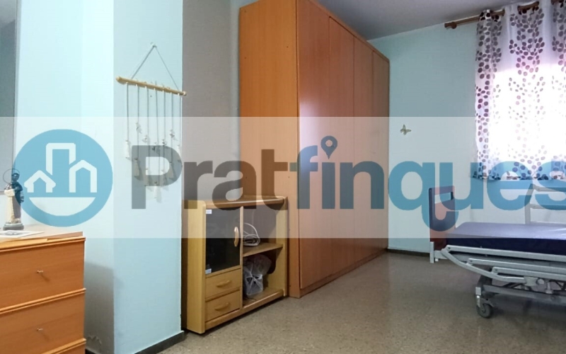 ¡Descubre el potencial de este amplio piso en El Prat de Llobregat! Con una superficie útil de 93 m² en una construcción total de 106 m², esta vivienda ofrece un sinfín de posibilidades para personalizarla a tu gusto. Ubicada en una primera planta con ascensor y acceso adaptado, es ideal para quienes buscan comodidad y accesibilidad. Dispone de tres habitaciones, dos de ellas dobles, un salón comedor de 24 m² con salida a un balcón perfecto para disfrutar del aire libre, y una cocina independiente que conecta con una galería y un patio de luces de uso exclusivo. El baño completo de 8 m² y el aseo de cortesía aseguran el confort diario. Además, tendrás derecho al uso y disfrute del patio interior, un espacio adicional que suma valor a este inmueble. Situado en una zona abastecida con todos los servicios necesarios, estarás cerca de la emblemática Plaza Catalunya, con fácil acceso a las principales vías de entrada y salida de la ciudad. La proximidad a centros educativos y deportivos, así como a zonas verdes, hacen de esta ubicación una opción perfecta para familias y amantes de la vida activa. ¡No pierdas la oportunidad de transformar este piso en tu hogar ideal! Centros de estudios Infantiles, primaria y secundaria (Guardería La Blaveta – Institut Escola Pepa Colomer – Escola galileo Galilei – Institut Ribera Baixa) Cerca de zonas verdes y centros deportivos Sagnier. Desde Pratfinques, te realizamos todos los trámites de la compraventa y a la obtención de la financiación hipotecaria, liquidación de los impuestos y, inscripción registral. -              El precio de venta del inmueble, no incluye impuestos ni tasas. (ITPADJ) -              La plusvalía (Impuesto sobre el Incremento de Valor de los Terrenos Urbanos) es a cargo del vendedor.
