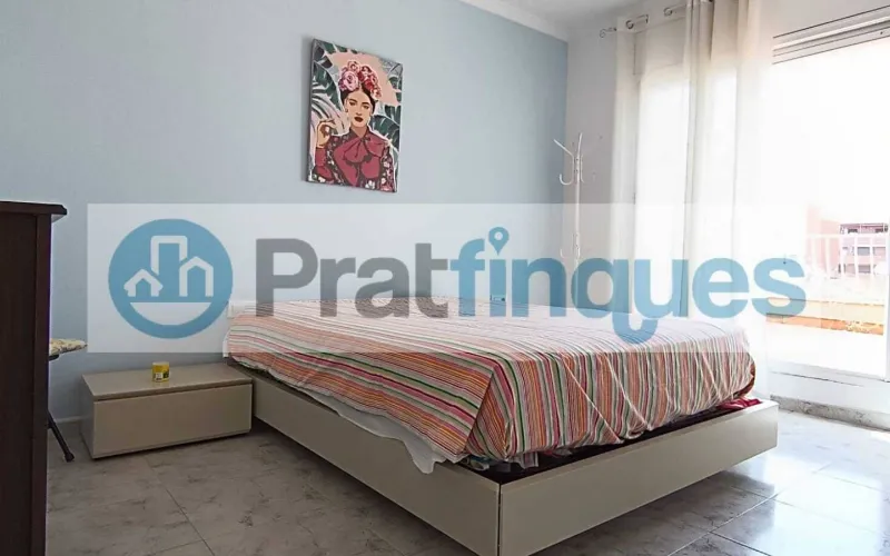 ¡Descubre este fantástico ático en el encantador casco antiguo de El Prat de Llobregat! Con una superficie útil de 98 m² y una impresionante terraza a nivel de 49 m², este hogar ofrece un espacio luminoso y versátil, perfecto para quienes buscan comodidad y estilo en un entorno privilegiado.   Este ático cuenta con 3 habitaciones: una sencilla y dos dobles, incluyendo una suite de 12 m² con baño completo de 7 m² y salida directa a la terraza. La habitación individual dispone de armario empotrado y acceso a uno de los dos balcones, ideales para disfrutar del aire libre y las vistas. El salón comedor de 18 m² se conecta directamente con la cocina mediante puertas deslizantes, creando un espacio abierto y moderno de aproximadamente 25 m² que invita a compartir momentos en familia o con amigos. Desde aquí, también se accede a la galería, perfecta para tareas domésticas o almacenamiento adicional.   La vivienda es totalmente exterior, lo que garantiza una excelente iluminación natural en todos sus ambientes. Además, al ser el único piso del rellano en una tercera planta real (sin ascensor),ofrece mayor privacidad y tranquilidad.   Vivir en El Prat de Llobregat significa disfrutar de un entorno lleno de ventajas: zonas comerciales y restauración cercanas para satisfacer todos tus gustos, excelentes conexiones de transporte público que facilitan desplazarse rápidamente a Barcelona, así como la proximidad al Aeropuerto y al puerto, ideales para viajeros frecuentes o profesionales del sector logístico. La ciudad también cuenta con centros educativos desde infantil hasta formación profesional, asegurando una educación completa para toda la familia.   No pierdas la oportunidad de hacerte con este luminoso ático en un enclave privilegiado. ¡Tu nuevo hogar te espera en El Prat de Llobregat! Desde Pratfinques, te realizamos todos los trámites de la compraventa y a la obtención de la financiación hipotecaria, liquidación de los impuestos y, inscripción registral. -              El precio de venta del inmueble, no incluye impuestos ni tasas. (ITPADJ) -              La plusvalía (Impuesto sobre el Incremento de Valor de los Terrenos Urbanos) es a cargo del vendedor. -              En Pratfinques, NO COBRAMOS LOS HONORARIOS AL COMPRADOR, están incluidos en el precio de venta publicado.