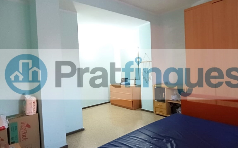 ¡Descubre el potencial de este amplio piso en El Prat de Llobregat! Con una superficie útil de 93 m² en una construcción total de 106 m², esta vivienda ofrece un sinfín de posibilidades para personalizarla a tu gusto. Ubicada en una primera planta con ascensor y acceso adaptado, es ideal para quienes buscan comodidad y accesibilidad. Dispone de tres habitaciones, dos de ellas dobles, un salón comedor de 24 m² con salida a un balcón perfecto para disfrutar del aire libre, y una cocina independiente que conecta con una galería y un patio de luces de uso exclusivo. El baño completo de 8 m² y el aseo de cortesía aseguran el confort diario. Además, tendrás derecho al uso y disfrute del patio interior, un espacio adicional que suma valor a este inmueble. Situado en una zona abastecida con todos los servicios necesarios, estarás cerca de la emblemática Plaza Catalunya, con fácil acceso a las principales vías de entrada y salida de la ciudad. La proximidad a centros educativos y deportivos, así como a zonas verdes, hacen de esta ubicación una opción perfecta para familias y amantes de la vida activa. ¡No pierdas la oportunidad de transformar este piso en tu hogar ideal! Centros de estudios Infantiles, primaria y secundaria (Guardería La Blaveta – Institut Escola Pepa Colomer – Escola galileo Galilei – Institut Ribera Baixa) Cerca de zonas verdes y centros deportivos Sagnier. Desde Pratfinques, te realizamos todos los trámites de la compraventa y a la obtención de la financiación hipotecaria, liquidación de los impuestos y, inscripción registral. -              El precio de venta del inmueble, no incluye impuestos ni tasas. (ITPADJ) -              La plusvalía (Impuesto sobre el Incremento de Valor de los Terrenos Urbanos) es a cargo del vendedor.