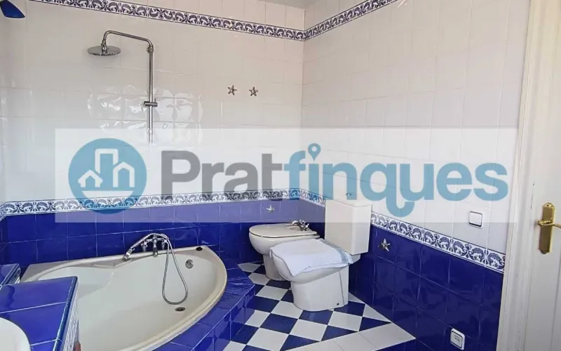 ¡Descubre este fantástico ático en el encantador casco antiguo de El Prat de Llobregat! Con una superficie útil de 98 m² y una impresionante terraza a nivel de 49 m², este hogar ofrece un espacio luminoso y versátil, perfecto para quienes buscan comodidad y estilo en un entorno privilegiado.   Este ático cuenta con 3 habitaciones: una sencilla y dos dobles, incluyendo una suite de 12 m² con baño completo de 7 m² y salida directa a la terraza. La habitación individual dispone de armario empotrado y acceso a uno de los dos balcones, ideales para disfrutar del aire libre y las vistas. El salón comedor de 18 m² se conecta directamente con la cocina mediante puertas deslizantes, creando un espacio abierto y moderno de aproximadamente 25 m² que invita a compartir momentos en familia o con amigos. Desde aquí, también se accede a la galería, perfecta para tareas domésticas o almacenamiento adicional.   La vivienda es totalmente exterior, lo que garantiza una excelente iluminación natural en todos sus ambientes. Además, al ser el único piso del rellano en una tercera planta real (sin ascensor),ofrece mayor privacidad y tranquilidad.   Vivir en El Prat de Llobregat significa disfrutar de un entorno lleno de ventajas: zonas comerciales y restauración cercanas para satisfacer todos tus gustos, excelentes conexiones de transporte público que facilitan desplazarse rápidamente a Barcelona, así como la proximidad al Aeropuerto y al puerto, ideales para viajeros frecuentes o profesionales del sector logístico. La ciudad también cuenta con centros educativos desde infantil hasta formación profesional, asegurando una educación completa para toda la familia.   No pierdas la oportunidad de hacerte con este luminoso ático en un enclave privilegiado. ¡Tu nuevo hogar te espera en El Prat de Llobregat! Desde Pratfinques, te realizamos todos los trámites de la compraventa y a la obtención de la financiación hipotecaria, liquidación de los impuestos y, inscripción registral. -              El precio de venta del inmueble, no incluye impuestos ni tasas. (ITPADJ) -              La plusvalía (Impuesto sobre el Incremento de Valor de los Terrenos Urbanos) es a cargo del vendedor. -              En Pratfinques, NO COBRAMOS LOS HONORARIOS AL COMPRADOR, están incluidos en el precio de venta publicado.
