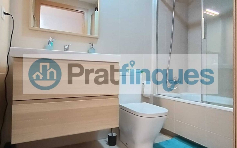¡Descubre tu nuevo hogar en El Prat! Te presentamos este espectacular piso de obra seminueva (2013),completamente exterior y lleno de luz natural. Con una superficie útil de 84 m² y 97 m² construidos, este inmueble ofrece un espacio ideal para disfrutar de la comodidad y el estilo. La vivienda cuenta con 3 habitaciones, incluyendo una elegante suite de 12 m² con baño completo (plato de ducha),además de 2 acogedoras habitaciones individuales de 8 m² cada una. El amplio salón-comedor de 22 m² y la cocina independiente de 9 m² son perfectos para compartir momentos inolvidables, ambos con acceso directo a un encantador balcón de 7 m². Disfruta de acabados de calidad, como ventanas de aluminio con rotura de puente térmico y doble cristal, suelos de parqué laminado AC5 en roble y puertas de haya vaporizada. La calefacción de gas natural y el aire acondicionado por splits garantizan tu confort en cualquier época del año. Además, este piso incluye una plaza de parking para coche mediano-grande y moto, así como 2 plazas para bicicletas en una jaula cerrada con llave. La finca cuenta con ascensor, brindando mayor comodidad en tu día a día. Ubicado en una de las zonas más destacadas de El Prat, disfrutarás de un entorno tranquilo, pero a solo unos pasos de Plaza Catalunya. Con fácil acceso a la estación de metro L9 (Cèntric) que te lleva al Aeropuerto y paradas de bus L20 y PR5, la ubicación es inmejorable. ¡No dejes pasar esta oportunidad! Ven a visitar tu futuro hogar y enamórate de cada rincón. ¡Te esperamos! Vivienda de Protección Oficial (VPO) NOTA: De interés para posibles compradores. - Los obtantes a la adquisición y compra del inmuebe, deben estar inscritos en el Registro de l’Agència de l’Habitatge de Catalunya con Protección Oficial. - Deberán destinar el bien como domicilio habitual y permanente. - Que un adquiriente NO supere ingresos anuales de 69.759€ - Para dos adquirientes (compradores) NO superar ingresos anuales de 71.916€  Desde Pratfinques, te realizamos todos los trámites de la compraventa y a la obtención de la financiación hipotecaria, liquidación de los impuestos y, inscripción registral. -              El precio de venta del inmueble, no incluye impuestos ni tasas. (ITPAJD) -              La plusvalía (Impuesto sobre el Incremento de Valor de los Terrenos Urbanos) es a cargo del vendedor. -              En Pratfinques, NO COBRAMOS LOS HONORARIOS AL COMPRADOR, están incluidos en el precio de venta publicado.