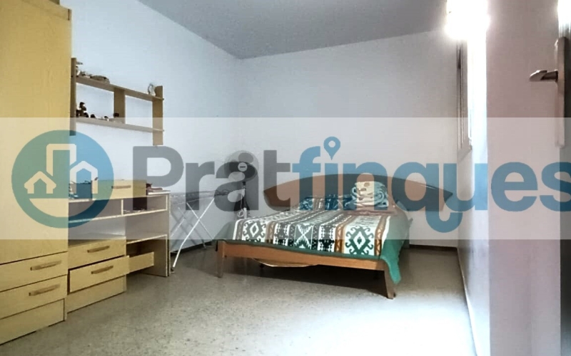 ¡Descubre el potencial de este amplio piso en El Prat de Llobregat! Con una superficie útil de 93 m² en una construcción total de 106 m², esta vivienda ofrece un sinfín de posibilidades para personalizarla a tu gusto. Ubicada en una primera planta con ascensor y acceso adaptado, es ideal para quienes buscan comodidad y accesibilidad. Dispone de tres habitaciones, dos de ellas dobles, un salón comedor de 24 m² con salida a un balcón perfecto para disfrutar del aire libre, y una cocina independiente que conecta con una galería y un patio de luces de uso exclusivo. El baño completo de 8 m² y el aseo de cortesía aseguran el confort diario. Además, tendrás derecho al uso y disfrute del patio interior, un espacio adicional que suma valor a este inmueble. Situado en una zona abastecida con todos los servicios necesarios, estarás cerca de la emblemática Plaza Catalunya, con fácil acceso a las principales vías de entrada y salida de la ciudad. La proximidad a centros educativos y deportivos, así como a zonas verdes, hacen de esta ubicación una opción perfecta para familias y amantes de la vida activa. ¡No pierdas la oportunidad de transformar este piso en tu hogar ideal! Centros de estudios Infantiles, primaria y secundaria (Guardería La Blaveta – Institut Escola Pepa Colomer – Escola galileo Galilei – Institut Ribera Baixa) Cerca de zonas verdes y centros deportivos Sagnier. Desde Pratfinques, te realizamos todos los trámites de la compraventa y a la obtención de la financiación hipotecaria, liquidación de los impuestos y, inscripción registral. -              El precio de venta del inmueble, no incluye impuestos ni tasas. (ITPADJ) -              La plusvalía (Impuesto sobre el Incremento de Valor de los Terrenos Urbanos) es a cargo del vendedor.