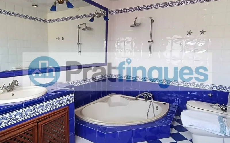 ¡Descubre este fantástico ático en el encantador casco antiguo de El Prat de Llobregat! Con una superficie útil de 98 m² y una impresionante terraza a nivel de 49 m², este hogar ofrece un espacio luminoso y versátil, perfecto para quienes buscan comodidad y estilo en un entorno privilegiado.   Este ático cuenta con 3 habitaciones: una sencilla y dos dobles, incluyendo una suite de 12 m² con baño completo de 7 m² y salida directa a la terraza. La habitación individual dispone de armario empotrado y acceso a uno de los dos balcones, ideales para disfrutar del aire libre y las vistas. El salón comedor de 18 m² se conecta directamente con la cocina mediante puertas deslizantes, creando un espacio abierto y moderno de aproximadamente 25 m² que invita a compartir momentos en familia o con amigos. Desde aquí, también se accede a la galería, perfecta para tareas domésticas o almacenamiento adicional.   La vivienda es totalmente exterior, lo que garantiza una excelente iluminación natural en todos sus ambientes. Además, al ser el único piso del rellano en una tercera planta real (sin ascensor),ofrece mayor privacidad y tranquilidad.   Vivir en El Prat de Llobregat significa disfrutar de un entorno lleno de ventajas: zonas comerciales y restauración cercanas para satisfacer todos tus gustos, excelentes conexiones de transporte público que facilitan desplazarse rápidamente a Barcelona, así como la proximidad al Aeropuerto y al puerto, ideales para viajeros frecuentes o profesionales del sector logístico. La ciudad también cuenta con centros educativos desde infantil hasta formación profesional, asegurando una educación completa para toda la familia.   No pierdas la oportunidad de hacerte con este luminoso ático en un enclave privilegiado. ¡Tu nuevo hogar te espera en El Prat de Llobregat! Desde Pratfinques, te realizamos todos los trámites de la compraventa y a la obtención de la financiación hipotecaria, liquidación de los impuestos y, inscripción registral. -              El precio de venta del inmueble, no incluye impuestos ni tasas. (ITPADJ) -              La plusvalía (Impuesto sobre el Incremento de Valor de los Terrenos Urbanos) es a cargo del vendedor. -              En Pratfinques, NO COBRAMOS LOS HONORARIOS AL COMPRADOR, están incluidos en el precio de venta publicado.
