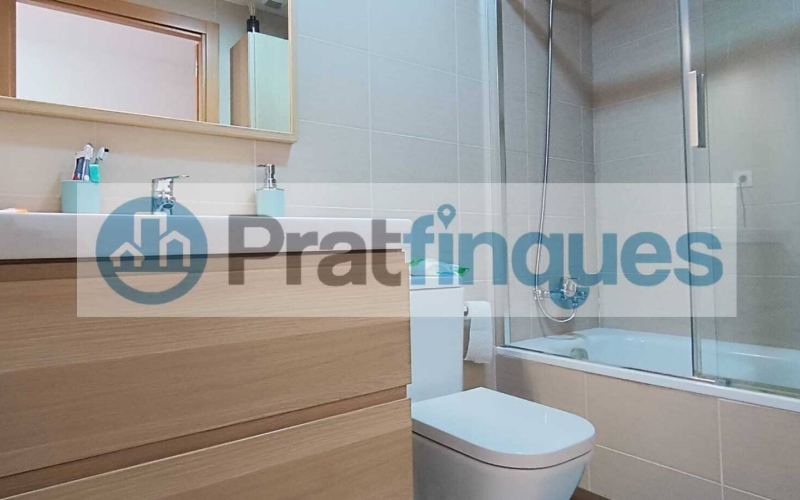 ¡Descubre tu nuevo hogar en El Prat! Te presentamos este espectacular piso de obra seminueva (2013),completamente exterior y lleno de luz natural. Con una superficie útil de 84 m² y 97 m² construidos, este inmueble ofrece un espacio ideal para disfrutar de la comodidad y el estilo. La vivienda cuenta con 3 habitaciones, incluyendo una elegante suite de 12 m² con baño completo (plato de ducha),además de 2 acogedoras habitaciones individuales de 8 m² cada una. El amplio salón-comedor de 22 m² y la cocina independiente de 9 m² son perfectos para compartir momentos inolvidables, ambos con acceso directo a un encantador balcón de 7 m². Disfruta de acabados de calidad, como ventanas de aluminio con rotura de puente térmico y doble cristal, suelos de parqué laminado AC5 en roble y puertas de haya vaporizada. La calefacción de gas natural y el aire acondicionado por splits garantizan tu confort en cualquier época del año. Además, este piso incluye una plaza de parking para coche mediano-grande y moto, así como 2 plazas para bicicletas en una jaula cerrada con llave. La finca cuenta con ascensor, brindando mayor comodidad en tu día a día. Ubicado en una de las zonas más destacadas de El Prat, disfrutarás de un entorno tranquilo, pero a solo unos pasos de Plaza Catalunya. Con fácil acceso a la estación de metro L9 (Cèntric) que te lleva al Aeropuerto y paradas de bus L20 y PR5, la ubicación es inmejorable. ¡No dejes pasar esta oportunidad! Ven a visitar tu futuro hogar y enamórate de cada rincón. ¡Te esperamos! Vivienda de Protección Oficial (VPO) NOTA: De interés para posibles compradores. - Los obtantes a la adquisición y compra del inmuebe, deben estar inscritos en el Registro de l’Agència de l’Habitatge de Catalunya con Protección Oficial. - Deberán destinar el bien como domicilio habitual y permanente. - Que un adquiriente NO supere ingresos anuales de 69.759€ - Para dos adquirientes (compradores) NO superar ingresos anuales de 71.916€  Desde Pratfinques, te realizamos todos los trámites de la compraventa y a la obtención de la financiación hipotecaria, liquidación de los impuestos y, inscripción registral. -              El precio de venta del inmueble, no incluye impuestos ni tasas. (ITPAJD) -              La plusvalía (Impuesto sobre el Incremento de Valor de los Terrenos Urbanos) es a cargo del vendedor. -              En Pratfinques, NO COBRAMOS LOS HONORARIOS AL COMPRADOR, están incluidos en el precio de venta publicado.