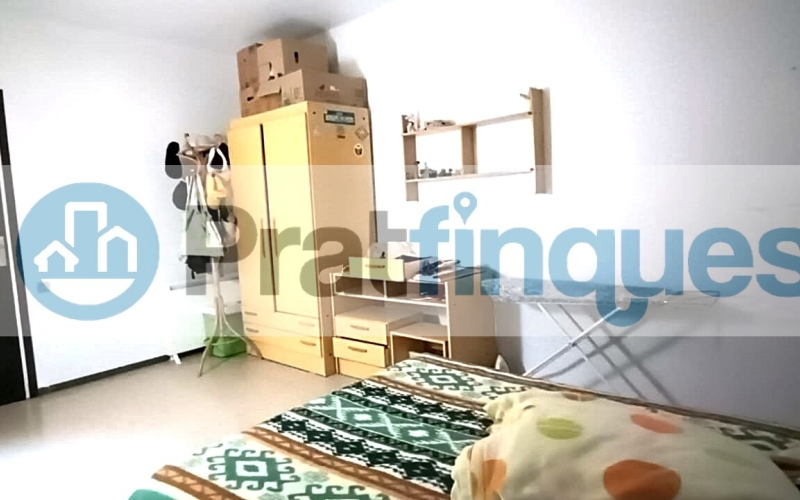¡Descubre el potencial de este amplio piso en El Prat de Llobregat! Con una superficie útil de 93 m² en una construcción total de 106 m², esta vivienda ofrece un sinfín de posibilidades para personalizarla a tu gusto. Ubicada en una primera planta con ascensor y acceso adaptado, es ideal para quienes buscan comodidad y accesibilidad. Dispone de tres habitaciones, dos de ellas dobles, un salón comedor de 24 m² con salida a un balcón perfecto para disfrutar del aire libre, y una cocina independiente que conecta con una galería y un patio de luces de uso exclusivo. El baño completo de 8 m² y el aseo de cortesía aseguran el confort diario. Además, tendrás derecho al uso y disfrute del patio interior, un espacio adicional que suma valor a este inmueble. Situado en una zona abastecida con todos los servicios necesarios, estarás cerca de la emblemática Plaza Catalunya, con fácil acceso a las principales vías de entrada y salida de la ciudad. La proximidad a centros educativos y deportivos, así como a zonas verdes, hacen de esta ubicación una opción perfecta para familias y amantes de la vida activa. ¡No pierdas la oportunidad de transformar este piso en tu hogar ideal! Centros de estudios Infantiles, primaria y secundaria (Guardería La Blaveta – Institut Escola Pepa Colomer – Escola galileo Galilei – Institut Ribera Baixa) Cerca de zonas verdes y centros deportivos Sagnier. Desde Pratfinques, te realizamos todos los trámites de la compraventa y a la obtención de la financiación hipotecaria, liquidación de los impuestos y, inscripción registral. -              El precio de venta del inmueble, no incluye impuestos ni tasas. (ITPADJ) -              La plusvalía (Impuesto sobre el Incremento de Valor de los Terrenos Urbanos) es a cargo del vendedor.