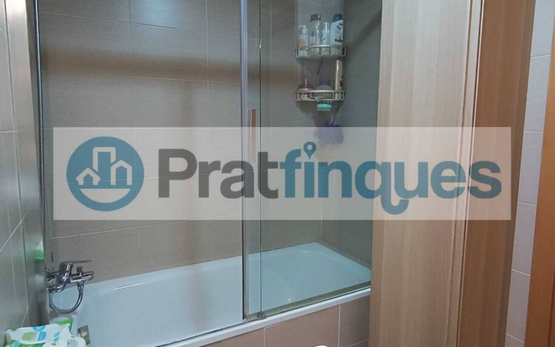 ¡Descubre tu nuevo hogar en El Prat! Te presentamos este espectacular piso de obra seminueva (2013),completamente exterior y lleno de luz natural. Con una superficie útil de 84 m² y 97 m² construidos, este inmueble ofrece un espacio ideal para disfrutar de la comodidad y el estilo. La vivienda cuenta con 3 habitaciones, incluyendo una elegante suite de 12 m² con baño completo (plato de ducha),además de 2 acogedoras habitaciones individuales de 8 m² cada una. El amplio salón-comedor de 22 m² y la cocina independiente de 9 m² son perfectos para compartir momentos inolvidables, ambos con acceso directo a un encantador balcón de 7 m². Disfruta de acabados de calidad, como ventanas de aluminio con rotura de puente térmico y doble cristal, suelos de parqué laminado AC5 en roble y puertas de haya vaporizada. La calefacción de gas natural y el aire acondicionado por splits garantizan tu confort en cualquier época del año. Además, este piso incluye una plaza de parking para coche mediano-grande y moto, así como 2 plazas para bicicletas en una jaula cerrada con llave. La finca cuenta con ascensor, brindando mayor comodidad en tu día a día. Ubicado en una de las zonas más destacadas de El Prat, disfrutarás de un entorno tranquilo, pero a solo unos pasos de Plaza Catalunya. Con fácil acceso a la estación de metro L9 (Cèntric) que te lleva al Aeropuerto y paradas de bus L20 y PR5, la ubicación es inmejorable. ¡No dejes pasar esta oportunidad! Ven a visitar tu futuro hogar y enamórate de cada rincón. ¡Te esperamos! Vivienda de Protección Oficial (VPO) NOTA: De interés para posibles compradores. - Los obtantes a la adquisición y compra del inmuebe, deben estar inscritos en el Registro de l’Agència de l’Habitatge de Catalunya con Protección Oficial. - Deberán destinar el bien como domicilio habitual y permanente. - Que un adquiriente NO supere ingresos anuales de 69.759€ - Para dos adquirientes (compradores) NO superar ingresos anuales de 71.916€  Desde Pratfinques, te realizamos todos los trámites de la compraventa y a la obtención de la financiación hipotecaria, liquidación de los impuestos y, inscripción registral. -              El precio de venta del inmueble, no incluye impuestos ni tasas. (ITPAJD) -              La plusvalía (Impuesto sobre el Incremento de Valor de los Terrenos Urbanos) es a cargo del vendedor. -              En Pratfinques, NO COBRAMOS LOS HONORARIOS AL COMPRADOR, están incluidos en el precio de venta publicado.