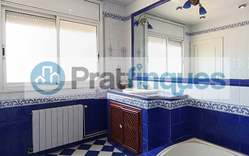 ¡Descubre este fantástico ático en el encantador casco antiguo de El Prat de Llobregat! Con una superficie útil de 98 m² y una impresionante terraza a nivel de 49 m², este hogar ofrece un espacio luminoso y versátil, perfecto para quienes buscan comodidad y estilo en un entorno privilegiado.   Este ático cuenta con 3 habitaciones: una sencilla y dos dobles, incluyendo una suite de 12 m² con baño completo de 7 m² y salida directa a la terraza. La habitación individual dispone de armario empotrado y acceso a uno de los dos balcones, ideales para disfrutar del aire libre y las vistas. El salón comedor de 18 m² se conecta directamente con la cocina mediante puertas deslizantes, creando un espacio abierto y moderno de aproximadamente 25 m² que invita a compartir momentos en familia o con amigos. Desde aquí, también se accede a la galería, perfecta para tareas domésticas o almacenamiento adicional.   La vivienda es totalmente exterior, lo que garantiza una excelente iluminación natural en todos sus ambientes. Además, al ser el único piso del rellano en una tercera planta real (sin ascensor),ofrece mayor privacidad y tranquilidad.   Vivir en El Prat de Llobregat significa disfrutar de un entorno lleno de ventajas: zonas comerciales y restauración cercanas para satisfacer todos tus gustos, excelentes conexiones de transporte público que facilitan desplazarse rápidamente a Barcelona, así como la proximidad al Aeropuerto y al puerto, ideales para viajeros frecuentes o profesionales del sector logístico. La ciudad también cuenta con centros educativos desde infantil hasta formación profesional, asegurando una educación completa para toda la familia.   No pierdas la oportunidad de hacerte con este luminoso ático en un enclave privilegiado. ¡Tu nuevo hogar te espera en El Prat de Llobregat! Desde Pratfinques, te realizamos todos los trámites de la compraventa y a la obtención de la financiación hipotecaria, liquidación de los impuestos y, inscripción registral. -              El precio de venta del inmueble, no incluye impuestos ni tasas. (ITPADJ) -              La plusvalía (Impuesto sobre el Incremento de Valor de los Terrenos Urbanos) es a cargo del vendedor. -              En Pratfinques, NO COBRAMOS LOS HONORARIOS AL COMPRADOR, están incluidos en el precio de venta publicado.
