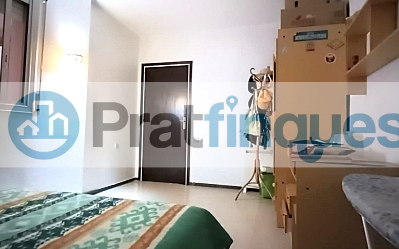 ¡Descubre el potencial de este amplio piso en El Prat de Llobregat! Con una superficie útil de 93 m² en una construcción total de 106 m², esta vivienda ofrece un sinfín de posibilidades para personalizarla a tu gusto. Ubicada en una primera planta con ascensor y acceso adaptado, es ideal para quienes buscan comodidad y accesibilidad. Dispone de tres habitaciones, dos de ellas dobles, un salón comedor de 24 m² con salida a un balcón perfecto para disfrutar del aire libre, y una cocina independiente que conecta con una galería y un patio de luces de uso exclusivo. El baño completo de 8 m² y el aseo de cortesía aseguran el confort diario. Además, tendrás derecho al uso y disfrute del patio interior, un espacio adicional que suma valor a este inmueble. Situado en una zona abastecida con todos los servicios necesarios, estarás cerca de la emblemática Plaza Catalunya, con fácil acceso a las principales vías de entrada y salida de la ciudad. La proximidad a centros educativos y deportivos, así como a zonas verdes, hacen de esta ubicación una opción perfecta para familias y amantes de la vida activa. ¡No pierdas la oportunidad de transformar este piso en tu hogar ideal! Centros de estudios Infantiles, primaria y secundaria (Guardería La Blaveta – Institut Escola Pepa Colomer – Escola galileo Galilei – Institut Ribera Baixa) Cerca de zonas verdes y centros deportivos Sagnier. Desde Pratfinques, te realizamos todos los trámites de la compraventa y a la obtención de la financiación hipotecaria, liquidación de los impuestos y, inscripción registral. -              El precio de venta del inmueble, no incluye impuestos ni tasas. (ITPADJ) -              La plusvalía (Impuesto sobre el Incremento de Valor de los Terrenos Urbanos) es a cargo del vendedor.