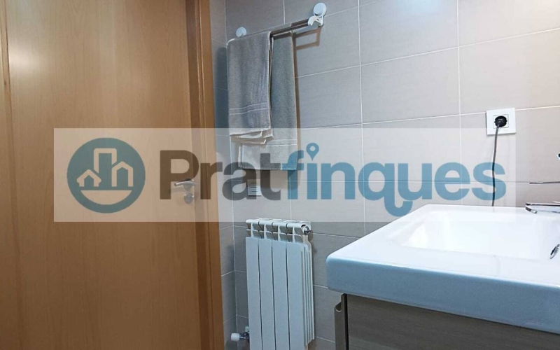 ¡Descubre tu nuevo hogar en El Prat! Te presentamos este espectacular piso de obra seminueva (2013),completamente exterior y lleno de luz natural. Con una superficie útil de 84 m² y 97 m² construidos, este inmueble ofrece un espacio ideal para disfrutar de la comodidad y el estilo. La vivienda cuenta con 3 habitaciones, incluyendo una elegante suite de 12 m² con baño completo (plato de ducha),además de 2 acogedoras habitaciones individuales de 8 m² cada una. El amplio salón-comedor de 22 m² y la cocina independiente de 9 m² son perfectos para compartir momentos inolvidables, ambos con acceso directo a un encantador balcón de 7 m². Disfruta de acabados de calidad, como ventanas de aluminio con rotura de puente térmico y doble cristal, suelos de parqué laminado AC5 en roble y puertas de haya vaporizada. La calefacción de gas natural y el aire acondicionado por splits garantizan tu confort en cualquier época del año. Además, este piso incluye una plaza de parking para coche mediano-grande y moto, así como 2 plazas para bicicletas en una jaula cerrada con llave. La finca cuenta con ascensor, brindando mayor comodidad en tu día a día. Ubicado en una de las zonas más destacadas de El Prat, disfrutarás de un entorno tranquilo, pero a solo unos pasos de Plaza Catalunya. Con fácil acceso a la estación de metro L9 (Cèntric) que te lleva al Aeropuerto y paradas de bus L20 y PR5, la ubicación es inmejorable. ¡No dejes pasar esta oportunidad! Ven a visitar tu futuro hogar y enamórate de cada rincón. ¡Te esperamos! Vivienda de Protección Oficial (VPO) NOTA: De interés para posibles compradores. - Los obtantes a la adquisición y compra del inmuebe, deben estar inscritos en el Registro de l’Agència de l’Habitatge de Catalunya con Protección Oficial. - Deberán destinar el bien como domicilio habitual y permanente. - Que un adquiriente NO supere ingresos anuales de 69.759€ - Para dos adquirientes (compradores) NO superar ingresos anuales de 71.916€  Desde Pratfinques, te realizamos todos los trámites de la compraventa y a la obtención de la financiación hipotecaria, liquidación de los impuestos y, inscripción registral. -              El precio de venta del inmueble, no incluye impuestos ni tasas. (ITPAJD) -              La plusvalía (Impuesto sobre el Incremento de Valor de los Terrenos Urbanos) es a cargo del vendedor. -              En Pratfinques, NO COBRAMOS LOS HONORARIOS AL COMPRADOR, están incluidos en el precio de venta publicado.