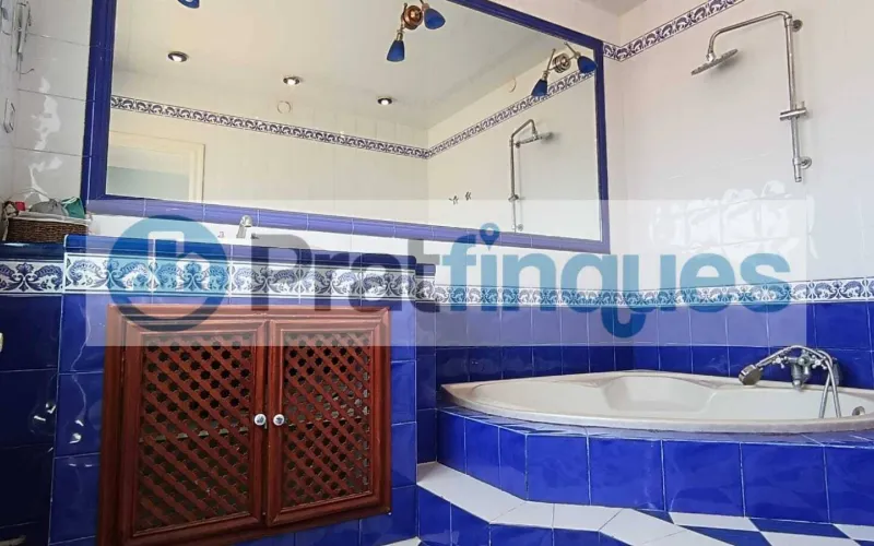 ¡Descubre este fantástico ático en el encantador casco antiguo de El Prat de Llobregat! Con una superficie útil de 98 m² y una impresionante terraza a nivel de 49 m², este hogar ofrece un espacio luminoso y versátil, perfecto para quienes buscan comodidad y estilo en un entorno privilegiado.   Este ático cuenta con 3 habitaciones: una sencilla y dos dobles, incluyendo una suite de 12 m² con baño completo de 7 m² y salida directa a la terraza. La habitación individual dispone de armario empotrado y acceso a uno de los dos balcones, ideales para disfrutar del aire libre y las vistas. El salón comedor de 18 m² se conecta directamente con la cocina mediante puertas deslizantes, creando un espacio abierto y moderno de aproximadamente 25 m² que invita a compartir momentos en familia o con amigos. Desde aquí, también se accede a la galería, perfecta para tareas domésticas o almacenamiento adicional.   La vivienda es totalmente exterior, lo que garantiza una excelente iluminación natural en todos sus ambientes. Además, al ser el único piso del rellano en una tercera planta real (sin ascensor),ofrece mayor privacidad y tranquilidad.   Vivir en El Prat de Llobregat significa disfrutar de un entorno lleno de ventajas: zonas comerciales y restauración cercanas para satisfacer todos tus gustos, excelentes conexiones de transporte público que facilitan desplazarse rápidamente a Barcelona, así como la proximidad al Aeropuerto y al puerto, ideales para viajeros frecuentes o profesionales del sector logístico. La ciudad también cuenta con centros educativos desde infantil hasta formación profesional, asegurando una educación completa para toda la familia.   No pierdas la oportunidad de hacerte con este luminoso ático en un enclave privilegiado. ¡Tu nuevo hogar te espera en El Prat de Llobregat! Desde Pratfinques, te realizamos todos los trámites de la compraventa y a la obtención de la financiación hipotecaria, liquidación de los impuestos y, inscripción registral. -              El precio de venta del inmueble, no incluye impuestos ni tasas. (ITPADJ) -              La plusvalía (Impuesto sobre el Incremento de Valor de los Terrenos Urbanos) es a cargo del vendedor. -              En Pratfinques, NO COBRAMOS LOS HONORARIOS AL COMPRADOR, están incluidos en el precio de venta publicado.