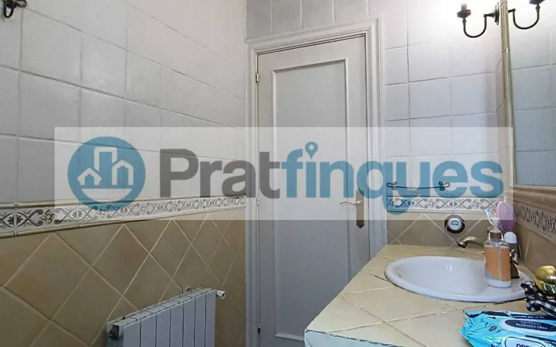 ¡Descubre este fantástico ático en el encantador casco antiguo de El Prat de Llobregat! Con una superficie útil de 98 m² y una impresionante terraza a nivel de 49 m², este hogar ofrece un espacio luminoso y versátil, perfecto para quienes buscan comodidad y estilo en un entorno privilegiado.   Este ático cuenta con 3 habitaciones: una sencilla y dos dobles, incluyendo una suite de 12 m² con baño completo de 7 m² y salida directa a la terraza. La habitación individual dispone de armario empotrado y acceso a uno de los dos balcones, ideales para disfrutar del aire libre y las vistas. El salón comedor de 18 m² se conecta directamente con la cocina mediante puertas deslizantes, creando un espacio abierto y moderno de aproximadamente 25 m² que invita a compartir momentos en familia o con amigos. Desde aquí, también se accede a la galería, perfecta para tareas domésticas o almacenamiento adicional.   La vivienda es totalmente exterior, lo que garantiza una excelente iluminación natural en todos sus ambientes. Además, al ser el único piso del rellano en una tercera planta real (sin ascensor),ofrece mayor privacidad y tranquilidad.   Vivir en El Prat de Llobregat significa disfrutar de un entorno lleno de ventajas: zonas comerciales y restauración cercanas para satisfacer todos tus gustos, excelentes conexiones de transporte público que facilitan desplazarse rápidamente a Barcelona, así como la proximidad al Aeropuerto y al puerto, ideales para viajeros frecuentes o profesionales del sector logístico. La ciudad también cuenta con centros educativos desde infantil hasta formación profesional, asegurando una educación completa para toda la familia.   No pierdas la oportunidad de hacerte con este luminoso ático en un enclave privilegiado. ¡Tu nuevo hogar te espera en El Prat de Llobregat! Desde Pratfinques, te realizamos todos los trámites de la compraventa y a la obtención de la financiación hipotecaria, liquidación de los impuestos y, inscripción registral. -              El precio de venta del inmueble, no incluye impuestos ni tasas. (ITPADJ) -              La plusvalía (Impuesto sobre el Incremento de Valor de los Terrenos Urbanos) es a cargo del vendedor. -              En Pratfinques, NO COBRAMOS LOS HONORARIOS AL COMPRADOR, están incluidos en el precio de venta publicado.