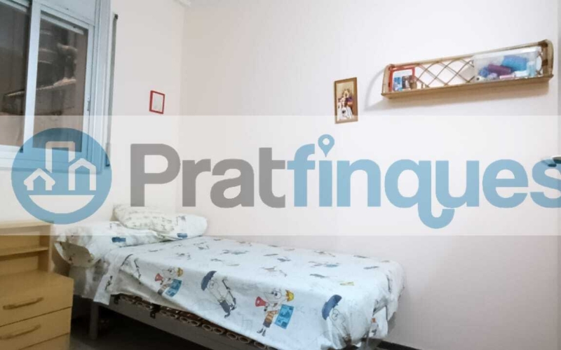 ¡Descubre el potencial de este amplio piso en El Prat de Llobregat! Con una superficie útil de 93 m² en una construcción total de 106 m², esta vivienda ofrece un sinfín de posibilidades para personalizarla a tu gusto. Ubicada en una primera planta con ascensor y acceso adaptado, es ideal para quienes buscan comodidad y accesibilidad. Dispone de tres habitaciones, dos de ellas dobles, un salón comedor de 24 m² con salida a un balcón perfecto para disfrutar del aire libre, y una cocina independiente que conecta con una galería y un patio de luces de uso exclusivo. El baño completo de 8 m² y el aseo de cortesía aseguran el confort diario. Además, tendrás derecho al uso y disfrute del patio interior, un espacio adicional que suma valor a este inmueble. Situado en una zona abastecida con todos los servicios necesarios, estarás cerca de la emblemática Plaza Catalunya, con fácil acceso a las principales vías de entrada y salida de la ciudad. La proximidad a centros educativos y deportivos, así como a zonas verdes, hacen de esta ubicación una opción perfecta para familias y amantes de la vida activa. ¡No pierdas la oportunidad de transformar este piso en tu hogar ideal! Centros de estudios Infantiles, primaria y secundaria (Guardería La Blaveta – Institut Escola Pepa Colomer – Escola galileo Galilei – Institut Ribera Baixa) Cerca de zonas verdes y centros deportivos Sagnier. Desde Pratfinques, te realizamos todos los trámites de la compraventa y a la obtención de la financiación hipotecaria, liquidación de los impuestos y, inscripción registral. -              El precio de venta del inmueble, no incluye impuestos ni tasas. (ITPADJ) -              La plusvalía (Impuesto sobre el Incremento de Valor de los Terrenos Urbanos) es a cargo del vendedor.
