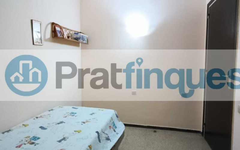 ¡Descubre el potencial de este amplio piso en El Prat de Llobregat! Con una superficie útil de 93 m² en una construcción total de 106 m², esta vivienda ofrece un sinfín de posibilidades para personalizarla a tu gusto. Ubicada en una primera planta con ascensor y acceso adaptado, es ideal para quienes buscan comodidad y accesibilidad. Dispone de tres habitaciones, dos de ellas dobles, un salón comedor de 24 m² con salida a un balcón perfecto para disfrutar del aire libre, y una cocina independiente que conecta con una galería y un patio de luces de uso exclusivo. El baño completo de 8 m² y el aseo de cortesía aseguran el confort diario. Además, tendrás derecho al uso y disfrute del patio interior, un espacio adicional que suma valor a este inmueble. Situado en una zona abastecida con todos los servicios necesarios, estarás cerca de la emblemática Plaza Catalunya, con fácil acceso a las principales vías de entrada y salida de la ciudad. La proximidad a centros educativos y deportivos, así como a zonas verdes, hacen de esta ubicación una opción perfecta para familias y amantes de la vida activa. ¡No pierdas la oportunidad de transformar este piso en tu hogar ideal! Centros de estudios Infantiles, primaria y secundaria (Guardería La Blaveta – Institut Escola Pepa Colomer – Escola galileo Galilei – Institut Ribera Baixa) Cerca de zonas verdes y centros deportivos Sagnier. Desde Pratfinques, te realizamos todos los trámites de la compraventa y a la obtención de la financiación hipotecaria, liquidación de los impuestos y, inscripción registral. -              El precio de venta del inmueble, no incluye impuestos ni tasas. (ITPADJ) -              La plusvalía (Impuesto sobre el Incremento de Valor de los Terrenos Urbanos) es a cargo del vendedor.
