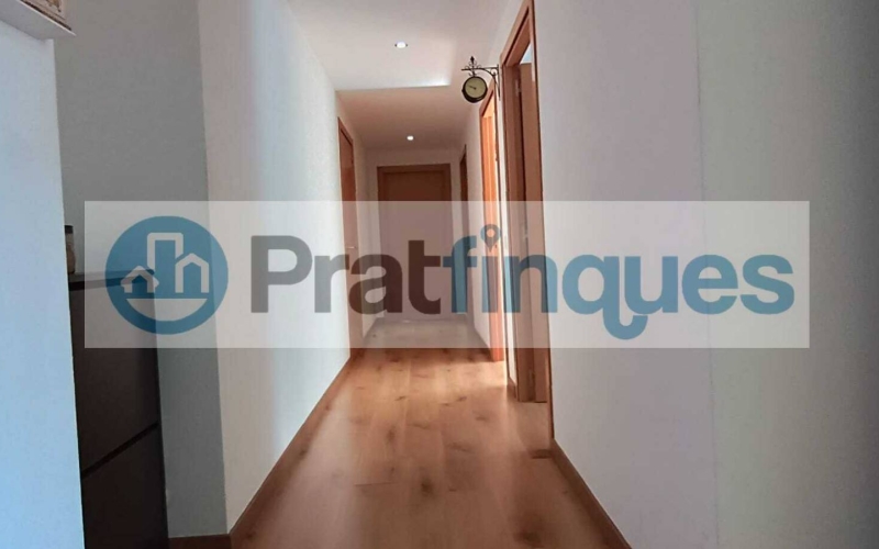 ¡Descubre tu nuevo hogar en El Prat! Te presentamos este espectacular piso de obra seminueva (2013),completamente exterior y lleno de luz natural. Con una superficie útil de 84 m² y 97 m² construidos, este inmueble ofrece un espacio ideal para disfrutar de la comodidad y el estilo. La vivienda cuenta con 3 habitaciones, incluyendo una elegante suite de 12 m² con baño completo (plato de ducha),además de 2 acogedoras habitaciones individuales de 8 m² cada una. El amplio salón-comedor de 22 m² y la cocina independiente de 9 m² son perfectos para compartir momentos inolvidables, ambos con acceso directo a un encantador balcón de 7 m². Disfruta de acabados de calidad, como ventanas de aluminio con rotura de puente térmico y doble cristal, suelos de parqué laminado AC5 en roble y puertas de haya vaporizada. La calefacción de gas natural y el aire acondicionado por splits garantizan tu confort en cualquier época del año. Además, este piso incluye una plaza de parking para coche mediano-grande y moto, así como 2 plazas para bicicletas en una jaula cerrada con llave. La finca cuenta con ascensor, brindando mayor comodidad en tu día a día. Ubicado en una de las zonas más destacadas de El Prat, disfrutarás de un entorno tranquilo, pero a solo unos pasos de Plaza Catalunya. Con fácil acceso a la estación de metro L9 (Cèntric) que te lleva al Aeropuerto y paradas de bus L20 y PR5, la ubicación es inmejorable. ¡No dejes pasar esta oportunidad! Ven a visitar tu futuro hogar y enamórate de cada rincón. ¡Te esperamos! Vivienda de Protección Oficial (VPO) NOTA: De interés para posibles compradores. - Los obtantes a la adquisición y compra del inmuebe, deben estar inscritos en el Registro de l’Agència de l’Habitatge de Catalunya con Protección Oficial. - Deberán destinar el bien como domicilio habitual y permanente. - Que un adquiriente NO supere ingresos anuales de 69.759€ - Para dos adquirientes (compradores) NO superar ingresos anuales de 71.916€  Desde Pratfinques, te realizamos todos los trámites de la compraventa y a la obtención de la financiación hipotecaria, liquidación de los impuestos y, inscripción registral. -              El precio de venta del inmueble, no incluye impuestos ni tasas. (ITPAJD) -              La plusvalía (Impuesto sobre el Incremento de Valor de los Terrenos Urbanos) es a cargo del vendedor. -              En Pratfinques, NO COBRAMOS LOS HONORARIOS AL COMPRADOR, están incluidos en el precio de venta publicado.