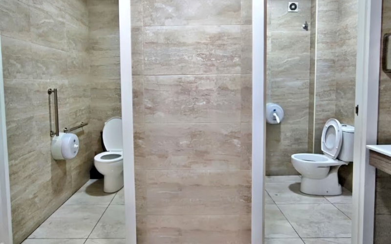 Presentamos una oportunidad excepcional de adquisición en la vía más emblemática y comercial de El Prat de Llobregat. Ubicado en la Calle Major, en pleno proceso de transformación hacia una peatonalización definitiva, este establecimiento de 116 m² combina una ubicación inmejorable con una infraestructura técnica impecable, lista para operar de inmediato. Diseño Operativo y Espacios Diferenciados El inmueble ha sido reformado recientemente con una visión funcional y estética, permitiendo optimizar el flujo de trabajo y la experiencia del cliente a través de dos ambientes conectados pero con identidad propia: Zona Cafetería & Snack Bar: Un espacio dinámico con cocina office de apoyo, ideal para servicios ágiles, desayunos y meriendas. Salón Comedor & Área Gastronómica: Un ambiente acogedor y diferenciado que invita a una experiencia culinaria más pausada, presidido por una impresionante cocina profesional de 20 m². Terraza Privilegiada: Licencia para 9 mesas en la arteria con mayor tráfico peatonal de la ciudad, garantizando visibilidad y rotación durante todo el año.Capacidad Técnica e Instalaciones El local destaca por cumplir con los más altos estándares normativos y operativos: Cocina de Alto Rendimiento: Totalmente equipada (salida de humos, maquinaria de frío industrial, cocción profesional con 2 hornos, amasadora y freidoras de alta capacidad) y preinstalación de gas. Accesibilidad y Confort: Climatización integral y aseos adaptados según normativa vigente. Digitalización: Gestión de ventas mediante TPV y sistemas de cobro automatizados.Un Negocio Consolidado y Escalable Con más de 10 años de trayectoria y una facturación sólida, este negocio no es solo un local, sino un activo con una clientela fiel y un fondo de comercio contrastado. Su configuración permite tanto la continuidad de un modelo de éxito como la implantación de nuevos conceptos gastronómicos de autor sin necesidad de inversión adicional en obra. Ideal para grupos de restauración, perfiles emprendedores o gestión familiar que busquen seguridad y rentabilidad en la mejor zona del Baix Llobregat. Contacte con PRATFINQUES para concertar una visita técnica y descubrir el potencial de este excepcional activo.
