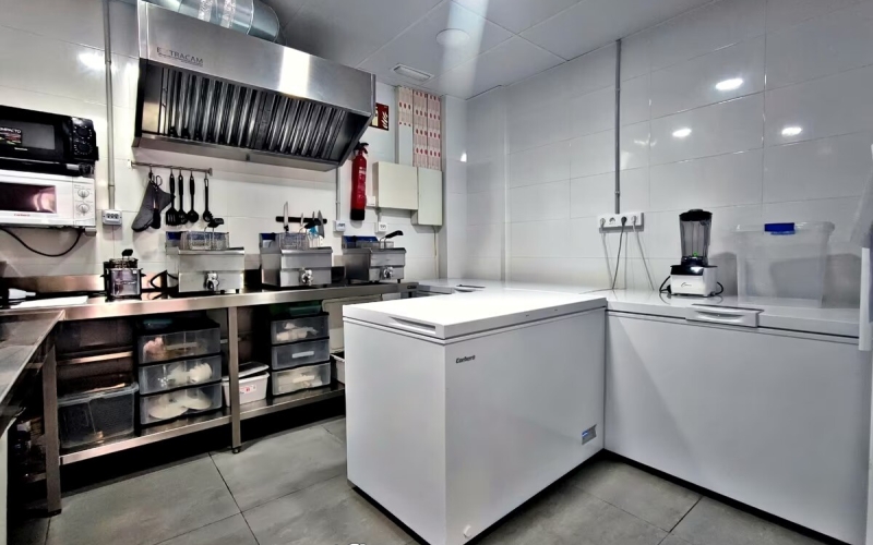 Presentamos una oportunidad excepcional de adquisición en la vía más emblemática y comercial de El Prat de Llobregat. Ubicado en la Calle Major, en pleno proceso de transformación hacia una peatonalización definitiva, este establecimiento de 116 m² combina una ubicación inmejorable con una infraestructura técnica impecable, lista para operar de inmediato. Diseño Operativo y Espacios Diferenciados El inmueble ha sido reformado recientemente con una visión funcional y estética, permitiendo optimizar el flujo de trabajo y la experiencia del cliente a través de dos ambientes conectados pero con identidad propia: Zona Cafetería & Snack Bar: Un espacio dinámico con cocina office de apoyo, ideal para servicios ágiles, desayunos y meriendas. Salón Comedor & Área Gastronómica: Un ambiente acogedor y diferenciado que invita a una experiencia culinaria más pausada, presidido por una impresionante cocina profesional de 20 m². Terraza Privilegiada: Licencia para 9 mesas en la arteria con mayor tráfico peatonal de la ciudad, garantizando visibilidad y rotación durante todo el año.Capacidad Técnica e Instalaciones El local destaca por cumplir con los más altos estándares normativos y operativos: Cocina de Alto Rendimiento: Totalmente equipada (salida de humos, maquinaria de frío industrial, cocción profesional con 2 hornos, amasadora y freidoras de alta capacidad) y preinstalación de gas. Accesibilidad y Confort: Climatización integral y aseos adaptados según normativa vigente. Digitalización: Gestión de ventas mediante TPV y sistemas de cobro automatizados.Un Negocio Consolidado y Escalable Con más de 10 años de trayectoria y una facturación sólida, este negocio no es solo un local, sino un activo con una clientela fiel y un fondo de comercio contrastado. Su configuración permite tanto la continuidad de un modelo de éxito como la implantación de nuevos conceptos gastronómicos de autor sin necesidad de inversión adicional en obra. Ideal para grupos de restauración, perfiles emprendedores o gestión familiar que busquen seguridad y rentabilidad en la mejor zona del Baix Llobregat. Contacte con PRATFINQUES para concertar una visita técnica y descubrir el potencial de este excepcional activo.