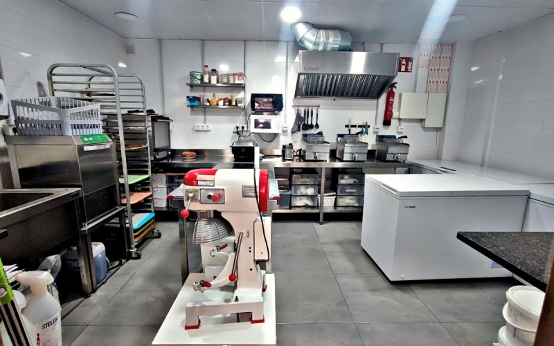 Presentamos una oportunidad excepcional de adquisición en la vía más emblemática y comercial de El Prat de Llobregat. Ubicado en la Calle Major, en pleno proceso de transformación hacia una peatonalización definitiva, este establecimiento de 116 m² combina una ubicación inmejorable con una infraestructura técnica impecable, lista para operar de inmediato. Diseño Operativo y Espacios Diferenciados El inmueble ha sido reformado recientemente con una visión funcional y estética, permitiendo optimizar el flujo de trabajo y la experiencia del cliente a través de dos ambientes conectados pero con identidad propia: Zona Cafetería & Snack Bar: Un espacio dinámico con cocina office de apoyo, ideal para servicios ágiles, desayunos y meriendas. Salón Comedor & Área Gastronómica: Un ambiente acogedor y diferenciado que invita a una experiencia culinaria más pausada, presidido por una impresionante cocina profesional de 20 m². Terraza Privilegiada: Licencia para 9 mesas en la arteria con mayor tráfico peatonal de la ciudad, garantizando visibilidad y rotación durante todo el año.Capacidad Técnica e Instalaciones El local destaca por cumplir con los más altos estándares normativos y operativos: Cocina de Alto Rendimiento: Totalmente equipada (salida de humos, maquinaria de frío industrial, cocción profesional con 2 hornos, amasadora y freidoras de alta capacidad) y preinstalación de gas. Accesibilidad y Confort: Climatización integral y aseos adaptados según normativa vigente. Digitalización: Gestión de ventas mediante TPV y sistemas de cobro automatizados.Un Negocio Consolidado y Escalable Con más de 10 años de trayectoria y una facturación sólida, este negocio no es solo un local, sino un activo con una clientela fiel y un fondo de comercio contrastado. Su configuración permite tanto la continuidad de un modelo de éxito como la implantación de nuevos conceptos gastronómicos de autor sin necesidad de inversión adicional en obra. Ideal para grupos de restauración, perfiles emprendedores o gestión familiar que busquen seguridad y rentabilidad en la mejor zona del Baix Llobregat. Contacte con PRATFINQUES para concertar una visita técnica y descubrir el potencial de este excepcional activo.