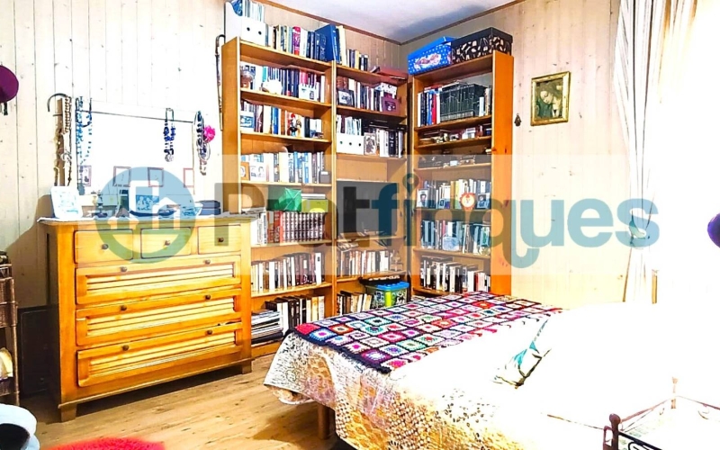 Este fantástico ático, dispone de 72m² útiles y 129m² construidos, con una soleada terraza a nivel de 49m² Con una orientación Sur, se distribuye en Salón comedor independiente de 24m² y con salida a la terraza, Cocina office de una superficie de 9m² con salida a la terraza, 3 habitaciones (1 doble) que dos de ellas están orientadas a la terraza y por lo tanto son soleadas y muy luminosas. Baño de 3 piezas con plato de ducha de resina antideslizante y, aseo de cortesía que a sus veces hace de galería. Acabados: Carpintería exterior de aluminio blanco con doble cristal de aislamiento térmico y acústico. Carpintería interior de puertas abatibles de roble con acabados en roma. Suelo de parqué laminado AC5 de efecto madera natural. Calefacción por radiadores en todas las estancias, con caldera de gas natural. Aire acondicionado por splits.  FINCA CON ASCENSOR   ESTA VIVIENDA SE COMPRA CON PLAZA DE GARAJE DE 4,70 x 2,30 (para coche mediano-grande)   Situado en el barrio de Sant Jordi, a poca distancia de la Pl.Catalunya y de todos los servicios de comercio y restauración, es una zona tranquila, pero a nada de colegios infantiles, de primaria y secundaria. De paradas de bus que distribuyen a todos los municipios colindantes y directos a la capital de Barcelona.   Desde Pratfinques, te realizamos todos los trámites de la compraventa y a la obtención de la financiación hipotecaria, liquidación de los impuestos y, inscripción registral. -El precio de venta del inmueble, no incluye impuestos ni tasas. (ITPADJ) -La plusvalía (Impuesto sobre el Incremento de Valor de los Terrenos Urbanos) es a cargo del vendedor. -En Pratfinques, NO COBRAMOS LOS HONORARIOS AL COMPRADOR, están incluidos en el precio de venta publicado.  
