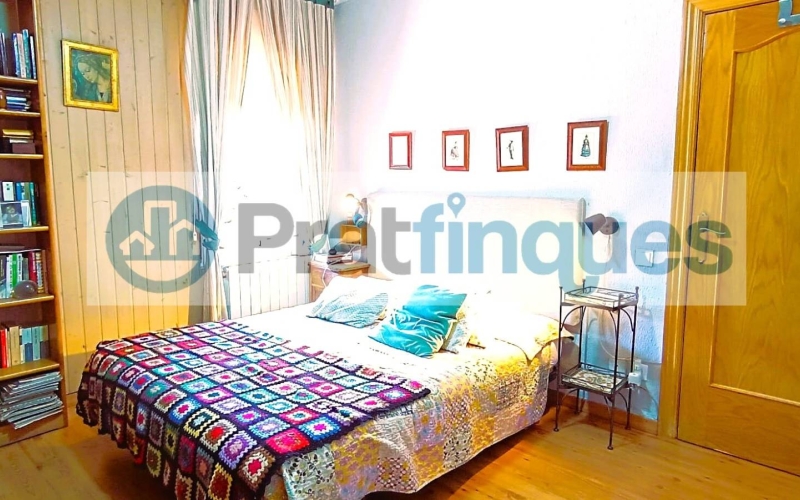 Este fantástico ático, dispone de 72m² útiles y 129m² construidos, con una soleada terraza a nivel de 49m² Con una orientación Sur, se distribuye en Salón comedor independiente de 24m² y con salida a la terraza, Cocina office de una superficie de 9m² con salida a la terraza, 3 habitaciones (1 doble) que dos de ellas están orientadas a la terraza y por lo tanto son soleadas y muy luminosas. Baño de 3 piezas con plato de ducha de resina antideslizante y, aseo de cortesía que a sus veces hace de galería. Acabados: Carpintería exterior de aluminio blanco con doble cristal de aislamiento térmico y acústico. Carpintería interior de puertas abatibles de roble con acabados en roma. Suelo de parqué laminado AC5 de efecto madera natural. Calefacción por radiadores en todas las estancias, con caldera de gas natural. Aire acondicionado por splits.  FINCA CON ASCENSOR   ESTA VIVIENDA SE COMPRA CON PLAZA DE GARAJE DE 4,70 x 2,30 (para coche mediano-grande)   Situado en el barrio de Sant Jordi, a poca distancia de la Pl.Catalunya y de todos los servicios de comercio y restauración, es una zona tranquila, pero a nada de colegios infantiles, de primaria y secundaria. De paradas de bus que distribuyen a todos los municipios colindantes y directos a la capital de Barcelona.   Desde Pratfinques, te realizamos todos los trámites de la compraventa y a la obtención de la financiación hipotecaria, liquidación de los impuestos y, inscripción registral. -El precio de venta del inmueble, no incluye impuestos ni tasas. (ITPADJ) -La plusvalía (Impuesto sobre el Incremento de Valor de los Terrenos Urbanos) es a cargo del vendedor. -En Pratfinques, NO COBRAMOS LOS HONORARIOS AL COMPRADOR, están incluidos en el precio de venta publicado.  