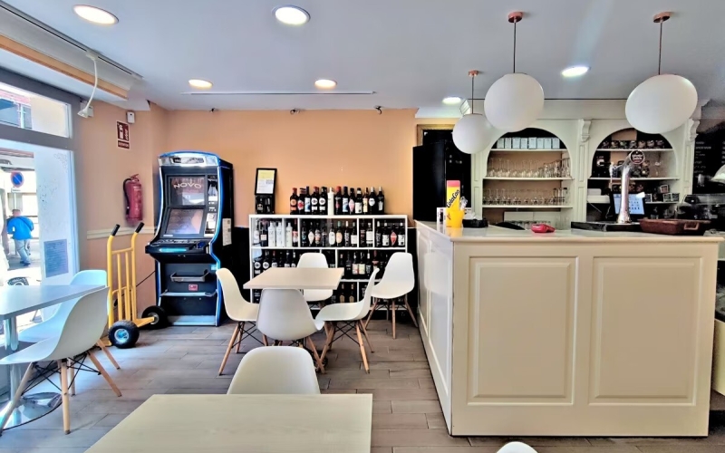 Presentamos una oportunidad excepcional de adquisición en la vía más emblemática y comercial de El Prat de Llobregat. Ubicado en la Calle Major, en pleno proceso de transformación hacia una peatonalización definitiva, este establecimiento de 116 m² combina una ubicación inmejorable con una infraestructura técnica impecable, lista para operar de inmediato. Diseño Operativo y Espacios Diferenciados El inmueble ha sido reformado recientemente con una visión funcional y estética, permitiendo optimizar el flujo de trabajo y la experiencia del cliente a través de dos ambientes conectados pero con identidad propia: Zona Cafetería & Snack Bar: Un espacio dinámico con cocina office de apoyo, ideal para servicios ágiles, desayunos y meriendas. Salón Comedor & Área Gastronómica: Un ambiente acogedor y diferenciado que invita a una experiencia culinaria más pausada, presidido por una impresionante cocina profesional de 20 m². Terraza Privilegiada: Licencia para 9 mesas en la arteria con mayor tráfico peatonal de la ciudad, garantizando visibilidad y rotación durante todo el año.Capacidad Técnica e Instalaciones El local destaca por cumplir con los más altos estándares normativos y operativos: Cocina de Alto Rendimiento: Totalmente equipada (salida de humos, maquinaria de frío industrial, cocción profesional con 2 hornos, amasadora y freidoras de alta capacidad) y preinstalación de gas. Accesibilidad y Confort: Climatización integral y aseos adaptados según normativa vigente. Digitalización: Gestión de ventas mediante TPV y sistemas de cobro automatizados.Un Negocio Consolidado y Escalable Con más de 10 años de trayectoria y una facturación sólida, este negocio no es solo un local, sino un activo con una clientela fiel y un fondo de comercio contrastado. Su configuración permite tanto la continuidad de un modelo de éxito como la implantación de nuevos conceptos gastronómicos de autor sin necesidad de inversión adicional en obra. Ideal para grupos de restauración, perfiles emprendedores o gestión familiar que busquen seguridad y rentabilidad en la mejor zona del Baix Llobregat. Contacte con PRATFINQUES para concertar una visita técnica y descubrir el potencial de este excepcional activo.