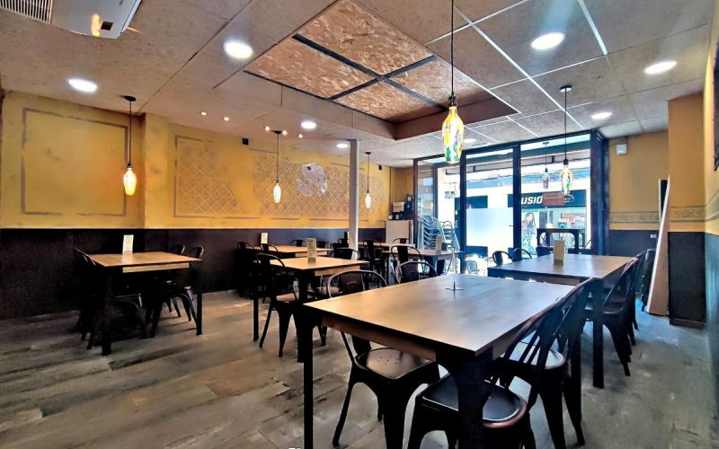 Presentamos una oportunidad excepcional de adquisición en la vía más emblemática y comercial de El Prat de Llobregat. Ubicado en la Calle Major, en pleno proceso de transformación hacia una peatonalización definitiva, este establecimiento de 116 m² combina una ubicación inmejorable con una infraestructura técnica impecable, lista para operar de inmediato. Diseño Operativo y Espacios Diferenciados El inmueble ha sido reformado recientemente con una visión funcional y estética, permitiendo optimizar el flujo de trabajo y la experiencia del cliente a través de dos ambientes conectados pero con identidad propia: Zona Cafetería & Snack Bar: Un espacio dinámico con cocina office de apoyo, ideal para servicios ágiles, desayunos y meriendas. Salón Comedor & Área Gastronómica: Un ambiente acogedor y diferenciado que invita a una experiencia culinaria más pausada, presidido por una impresionante cocina profesional de 20 m². Terraza Privilegiada: Licencia para 9 mesas en la arteria con mayor tráfico peatonal de la ciudad, garantizando visibilidad y rotación durante todo el año.Capacidad Técnica e Instalaciones El local destaca por cumplir con los más altos estándares normativos y operativos: Cocina de Alto Rendimiento: Totalmente equipada (salida de humos, maquinaria de frío industrial, cocción profesional con 2 hornos, amasadora y freidoras de alta capacidad) y preinstalación de gas. Accesibilidad y Confort: Climatización integral y aseos adaptados según normativa vigente. Digitalización: Gestión de ventas mediante TPV y sistemas de cobro automatizados.Un Negocio Consolidado y Escalable Con más de 10 años de trayectoria y una facturación sólida, este negocio no es solo un local, sino un activo con una clientela fiel y un fondo de comercio contrastado. Su configuración permite tanto la continuidad de un modelo de éxito como la implantación de nuevos conceptos gastronómicos de autor sin necesidad de inversión adicional en obra. Ideal para grupos de restauración, perfiles emprendedores o gestión familiar que busquen seguridad y rentabilidad en la mejor zona del Baix Llobregat. Contacte con PRATFINQUES para concertar una visita técnica y descubrir el potencial de este excepcional activo.