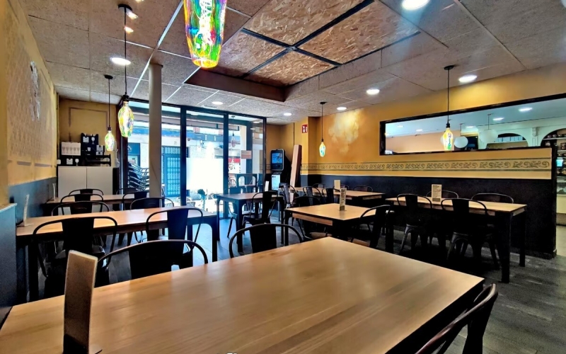 Presentamos una oportunidad excepcional de adquisición en la vía más emblemática y comercial de El Prat de Llobregat. Ubicado en la Calle Major, en pleno proceso de transformación hacia una peatonalización definitiva, este establecimiento de 116 m² combina una ubicación inmejorable con una infraestructura técnica impecable, lista para operar de inmediato. Diseño Operativo y Espacios Diferenciados El inmueble ha sido reformado recientemente con una visión funcional y estética, permitiendo optimizar el flujo de trabajo y la experiencia del cliente a través de dos ambientes conectados pero con identidad propia: Zona Cafetería & Snack Bar: Un espacio dinámico con cocina office de apoyo, ideal para servicios ágiles, desayunos y meriendas. Salón Comedor & Área Gastronómica: Un ambiente acogedor y diferenciado que invita a una experiencia culinaria más pausada, presidido por una impresionante cocina profesional de 20 m². Terraza Privilegiada: Licencia para 9 mesas en la arteria con mayor tráfico peatonal de la ciudad, garantizando visibilidad y rotación durante todo el año.Capacidad Técnica e Instalaciones El local destaca por cumplir con los más altos estándares normativos y operativos: Cocina de Alto Rendimiento: Totalmente equipada (salida de humos, maquinaria de frío industrial, cocción profesional con 2 hornos, amasadora y freidoras de alta capacidad) y preinstalación de gas. Accesibilidad y Confort: Climatización integral y aseos adaptados según normativa vigente. Digitalización: Gestión de ventas mediante TPV y sistemas de cobro automatizados.Un Negocio Consolidado y Escalable Con más de 10 años de trayectoria y una facturación sólida, este negocio no es solo un local, sino un activo con una clientela fiel y un fondo de comercio contrastado. Su configuración permite tanto la continuidad de un modelo de éxito como la implantación de nuevos conceptos gastronómicos de autor sin necesidad de inversión adicional en obra. Ideal para grupos de restauración, perfiles emprendedores o gestión familiar que busquen seguridad y rentabilidad en la mejor zona del Baix Llobregat. Contacte con PRATFINQUES para concertar una visita técnica y descubrir el potencial de este excepcional activo.