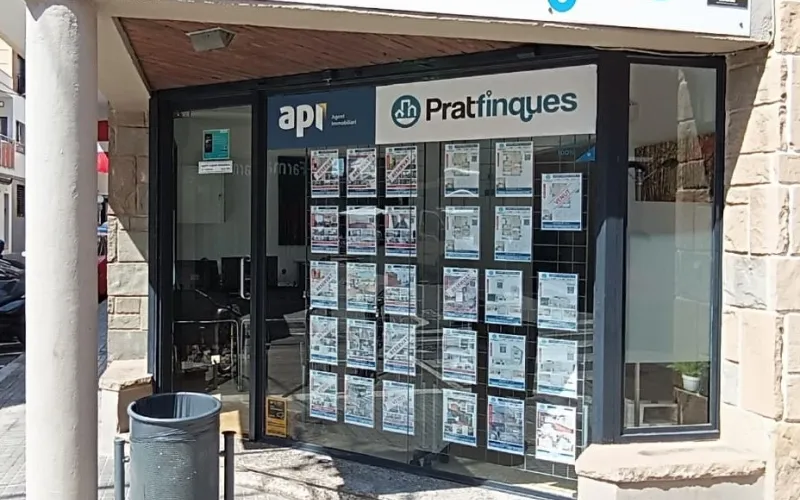 ¡Oportunidad única en la zona de Calle de los Naranjos!   ¿Buscas un solar edificable en una ubicación privilegiada? ¡Lo has encontrado! Se vende magnífico solar a dos calles, con fachadas de 4,67 y 7,96 metros respectivamente, y una parcela de 205 m². Este terreno ofrece múltiples posibilidades para construir tu hogar soñado o un proyecto comercial en una zona en pleno crecimiento.   Características destacadas:   Edificabilidad por ambas calles: planta baja más dos plantas y bajo cubierta en una de ellas, con una superficie total de 190 m² de vivienda más jardín. En la otra calle, planta baja más una planta y bajo cubierta, con una edificabilidad de 145 m² de vivienda más jardín. Actualmente cuenta con una casa de planta baja en una de las calles y un parking en la otra, brindando flexibilidad para futuras construcciones o reformas.   Ubicación privilegiada en la Calle de los Naranjos, rodeada de servicios, naturaleza y excelente comunicación.   No pierdas esta oportunidad de invertir o construir en una zona consolidada y con gran potencial. Para más información, visítanos en nuestras oficinas. ¡Llámanos hoy mismo y haz realidad tu proyecto! Desde Pratfinques, te realizamos todos los trámites de la compraventa y a la obtención de la financiación hipotecaria, liquidación de los impuestos y, inscripción registral. -              El precio de venta del inmueble, no incluye impuestos ni tasas. (ITPADJ) -              La plusvalía (Impuesto sobre el Incremento de Valor de los Terrenos Urbanos) es a cargo del vendedor. -              En Pratfinques, NO COBRAMOS LOS HONORARIOS AL COMPRADOR, están incluidos en el precio de venta publicado.