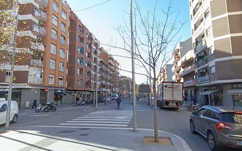 ¡Oportunidad única en la zona de Calle de los Naranjos!   ¿Buscas un solar edificable en una ubicación privilegiada? ¡Lo has encontrado! Se vende magnífico solar a dos calles, con fachadas de 4,67 y 7,96 metros respectivamente, y una parcela de 205 m². Este terreno ofrece múltiples posibilidades para construir tu hogar soñado o un proyecto comercial en una zona en pleno crecimiento.   Características destacadas:   Edificabilidad por ambas calles: planta baja más dos plantas y bajo cubierta en una de ellas, con una superficie total de 190 m² de vivienda más jardín. En la otra calle, planta baja más una planta y bajo cubierta, con una edificabilidad de 145 m² de vivienda más jardín. Actualmente cuenta con una casa de planta baja en una de las calles y un parking en la otra, brindando flexibilidad para futuras construcciones o reformas.   Ubicación privilegiada en la Calle de los Naranjos, rodeada de servicios, naturaleza y excelente comunicación.   No pierdas esta oportunidad de invertir o construir en una zona consolidada y con gran potencial. Para más información, visítanos en nuestras oficinas. ¡Llámanos hoy mismo y haz realidad tu proyecto! Desde Pratfinques, te realizamos todos los trámites de la compraventa y a la obtención de la financiación hipotecaria, liquidación de los impuestos y, inscripción registral. -              El precio de venta del inmueble, no incluye impuestos ni tasas. (ITPADJ) -              La plusvalía (Impuesto sobre el Incremento de Valor de los Terrenos Urbanos) es a cargo del vendedor. -              En Pratfinques, NO COBRAMOS LOS HONORARIOS AL COMPRADOR, están incluidos en el precio de venta publicado.