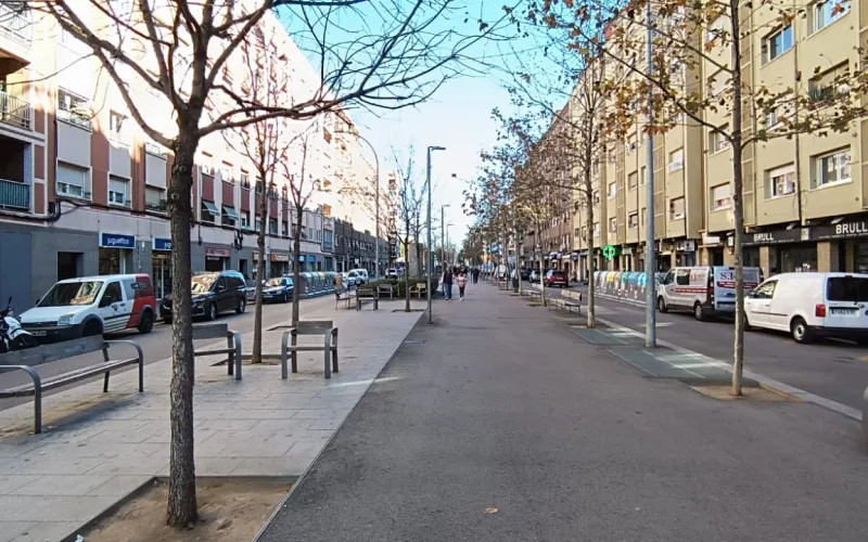 ¡Oportunidad única en la zona de Calle de los Naranjos!   ¿Buscas un solar edificable en una ubicación privilegiada? ¡Lo has encontrado! Se vende magnífico solar a dos calles, con fachadas de 4,67 y 7,96 metros respectivamente, y una parcela de 205 m². Este terreno ofrece múltiples posibilidades para construir tu hogar soñado o un proyecto comercial en una zona en pleno crecimiento.   Características destacadas:   Edificabilidad por ambas calles: planta baja más dos plantas y bajo cubierta en una de ellas, con una superficie total de 190 m² de vivienda más jardín. En la otra calle, planta baja más una planta y bajo cubierta, con una edificabilidad de 145 m² de vivienda más jardín. Actualmente cuenta con una casa de planta baja en una de las calles y un parking en la otra, brindando flexibilidad para futuras construcciones o reformas.   Ubicación privilegiada en la Calle de los Naranjos, rodeada de servicios, naturaleza y excelente comunicación.   No pierdas esta oportunidad de invertir o construir en una zona consolidada y con gran potencial. Para más información, visítanos en nuestras oficinas. ¡Llámanos hoy mismo y haz realidad tu proyecto! Desde Pratfinques, te realizamos todos los trámites de la compraventa y a la obtención de la financiación hipotecaria, liquidación de los impuestos y, inscripción registral. -              El precio de venta del inmueble, no incluye impuestos ni tasas. (ITPADJ) -              La plusvalía (Impuesto sobre el Incremento de Valor de los Terrenos Urbanos) es a cargo del vendedor. -              En Pratfinques, NO COBRAMOS LOS HONORARIOS AL COMPRADOR, están incluidos en el precio de venta publicado.