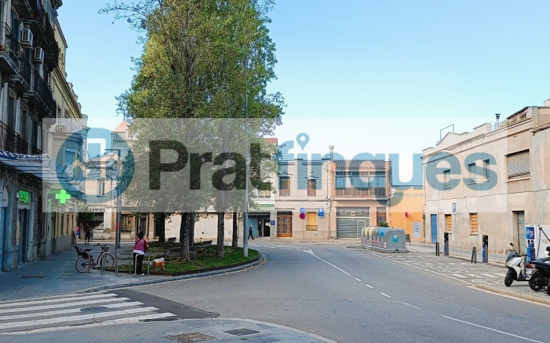 Oportunidad única para promotores, inversores o particulares: se vende solar urbanizable situado a pocos metros de la Plaça de la Vila, en pleno centro histórico de El Prat. La parcela cuenta con una fachada de 8,04 m y una profundidad de 34,45 m, con una edificabilidad permitida de 8,04 m de fachada por 20,60 m de fondo. La normativa urbanística autoriza una construcción de planta baja más dos plantas, alcanzando una altura reguladora de 10,60 m. Actualmente dispone de una edificación antigua, ofreciendo la posibilidad de rehabilitar o construir una nueva promoción en una de las zonas más auténticas y con más encanto de El Prat. Ubicación inmejorable, junto a comercios, servicios, transporte público y a un paso del corazón del municipio. Desde Pratfinques, te realizamos todos los trámites de la compraventa y a la obtención de la financiación hipotecaria, liquidación de los impuestos y, inscripción registral. - El precio de venta del inmueble, no incluye impuestos ni tasas. (ITPAJD) - La plusvalía (Impuesto sobre el Incremento de Valor de los Terrenos Urbanos) es a cargo del vendedor. - En Pratfinques, NO COBRAMOS LOS HONORARIOS AL COMPRADOR, están incluidos en el precio de venta publicado.