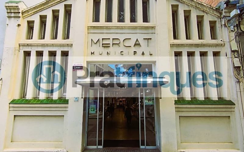 Oportunidad única para promotores, inversores o particulares: se vende solar urbanizable situado a pocos metros de la Plaça de la Vila, en pleno centro histórico de El Prat. La parcela cuenta con una fachada de 8,04 m y una profundidad de 34,45 m, con una edificabilidad permitida de 8,04 m de fachada por 20,60 m de fondo. La normativa urbanística autoriza una construcción de planta baja más dos plantas, alcanzando una altura reguladora de 10,60 m. Actualmente dispone de una edificación antigua, ofreciendo la posibilidad de rehabilitar o construir una nueva promoción en una de las zonas más auténticas y con más encanto de El Prat. Ubicación inmejorable, junto a comercios, servicios, transporte público y a un paso del corazón del municipio. Desde Pratfinques, te realizamos todos los trámites de la compraventa y a la obtención de la financiación hipotecaria, liquidación de los impuestos y, inscripción registral. - El precio de venta del inmueble, no incluye impuestos ni tasas. (ITPAJD) - La plusvalía (Impuesto sobre el Incremento de Valor de los Terrenos Urbanos) es a cargo del vendedor. - En Pratfinques, NO COBRAMOS LOS HONORARIOS AL COMPRADOR, están incluidos en el precio de venta publicado.