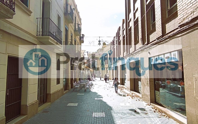 Oportunidad única para promotores, inversores o particulares: se vende solar urbanizable situado a pocos metros de la Plaça de la Vila, en pleno centro histórico de El Prat. La parcela cuenta con una fachada de 8,04 m y una profundidad de 34,45 m, con una edificabilidad permitida de 8,04 m de fachada por 20,60 m de fondo. La normativa urbanística autoriza una construcción de planta baja más dos plantas, alcanzando una altura reguladora de 10,60 m. Actualmente dispone de una edificación antigua, ofreciendo la posibilidad de rehabilitar o construir una nueva promoción en una de las zonas más auténticas y con más encanto de El Prat. Ubicación inmejorable, junto a comercios, servicios, transporte público y a un paso del corazón del municipio. Desde Pratfinques, te realizamos todos los trámites de la compraventa y a la obtención de la financiación hipotecaria, liquidación de los impuestos y, inscripción registral. - El precio de venta del inmueble, no incluye impuestos ni tasas. (ITPAJD) - La plusvalía (Impuesto sobre el Incremento de Valor de los Terrenos Urbanos) es a cargo del vendedor. - En Pratfinques, NO COBRAMOS LOS HONORARIOS AL COMPRADOR, están incluidos en el precio de venta publicado.