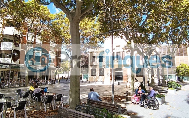 Oportunidad única para promotores, inversores o particulares: se vende solar urbanizable situado a pocos metros de la Plaça de la Vila, en pleno centro histórico de El Prat. La parcela cuenta con una fachada de 8,04 m y una profundidad de 34,45 m, con una edificabilidad permitida de 8,04 m de fachada por 20,60 m de fondo. La normativa urbanística autoriza una construcción de planta baja más dos plantas, alcanzando una altura reguladora de 10,60 m. Actualmente dispone de una edificación antigua, ofreciendo la posibilidad de rehabilitar o construir una nueva promoción en una de las zonas más auténticas y con más encanto de El Prat. Ubicación inmejorable, junto a comercios, servicios, transporte público y a un paso del corazón del municipio. Desde Pratfinques, te realizamos todos los trámites de la compraventa y a la obtención de la financiación hipotecaria, liquidación de los impuestos y, inscripción registral. - El precio de venta del inmueble, no incluye impuestos ni tasas. (ITPAJD) - La plusvalía (Impuesto sobre el Incremento de Valor de los Terrenos Urbanos) es a cargo del vendedor. - En Pratfinques, NO COBRAMOS LOS HONORARIOS AL COMPRADOR, están incluidos en el precio de venta publicado.